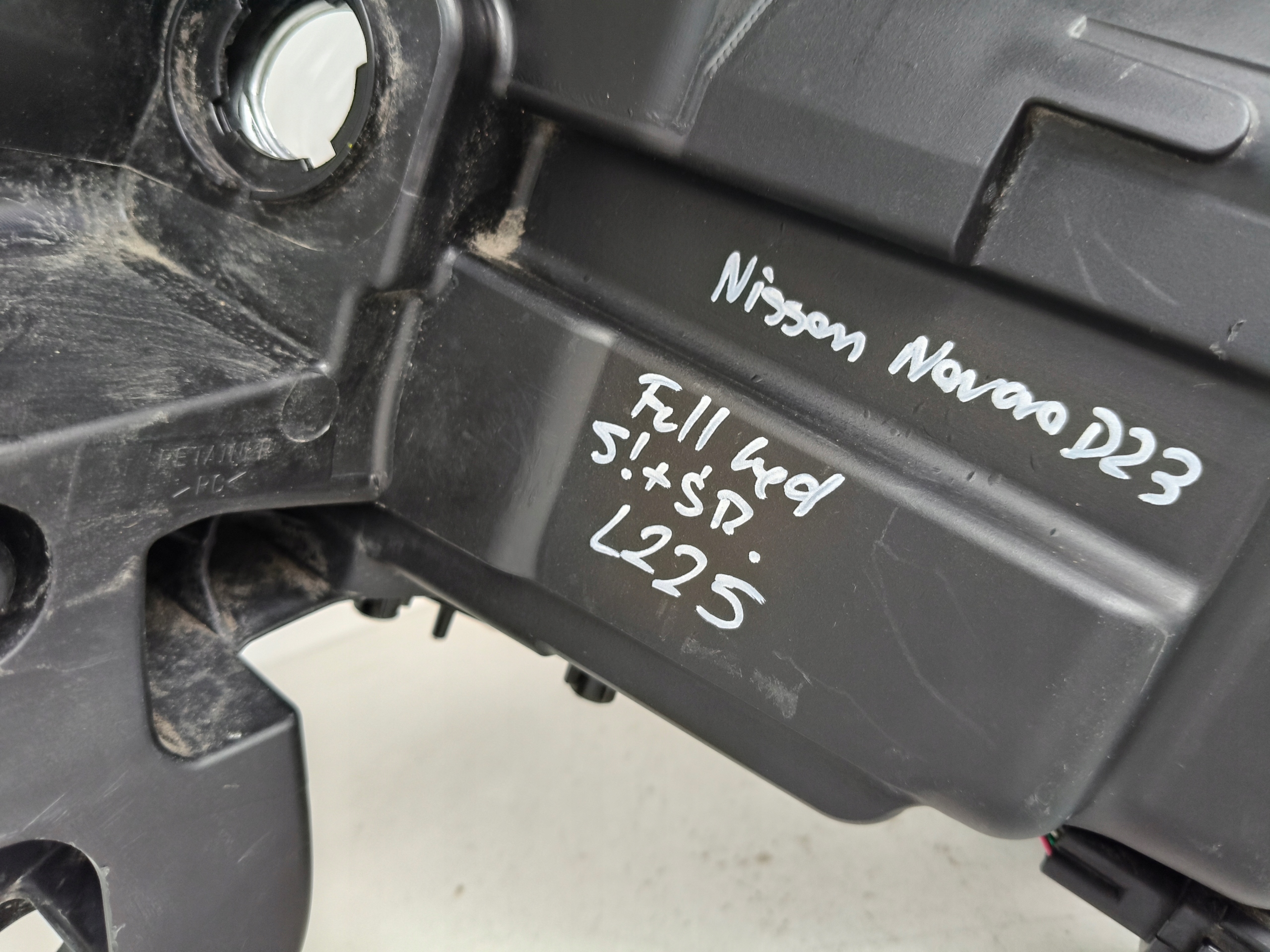 light right REFLEKTOR NISSAN NAVARA D23 NP300 16- FULL LED