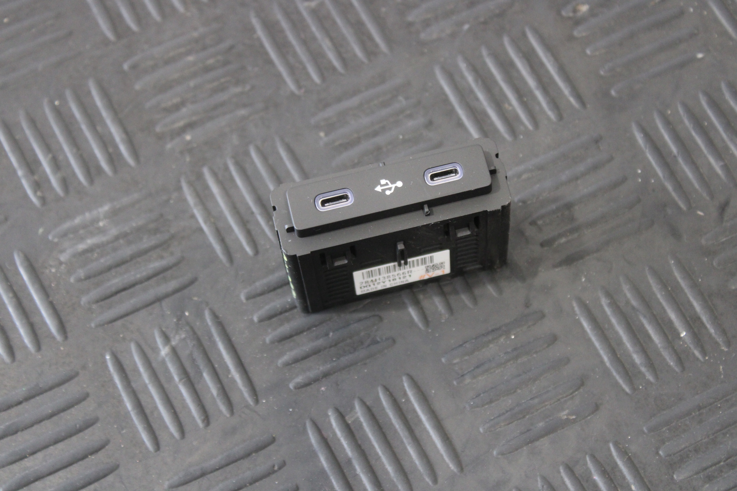 GNIAZDA USB TYPU C RENAULT AUSTRAL 284H38566R