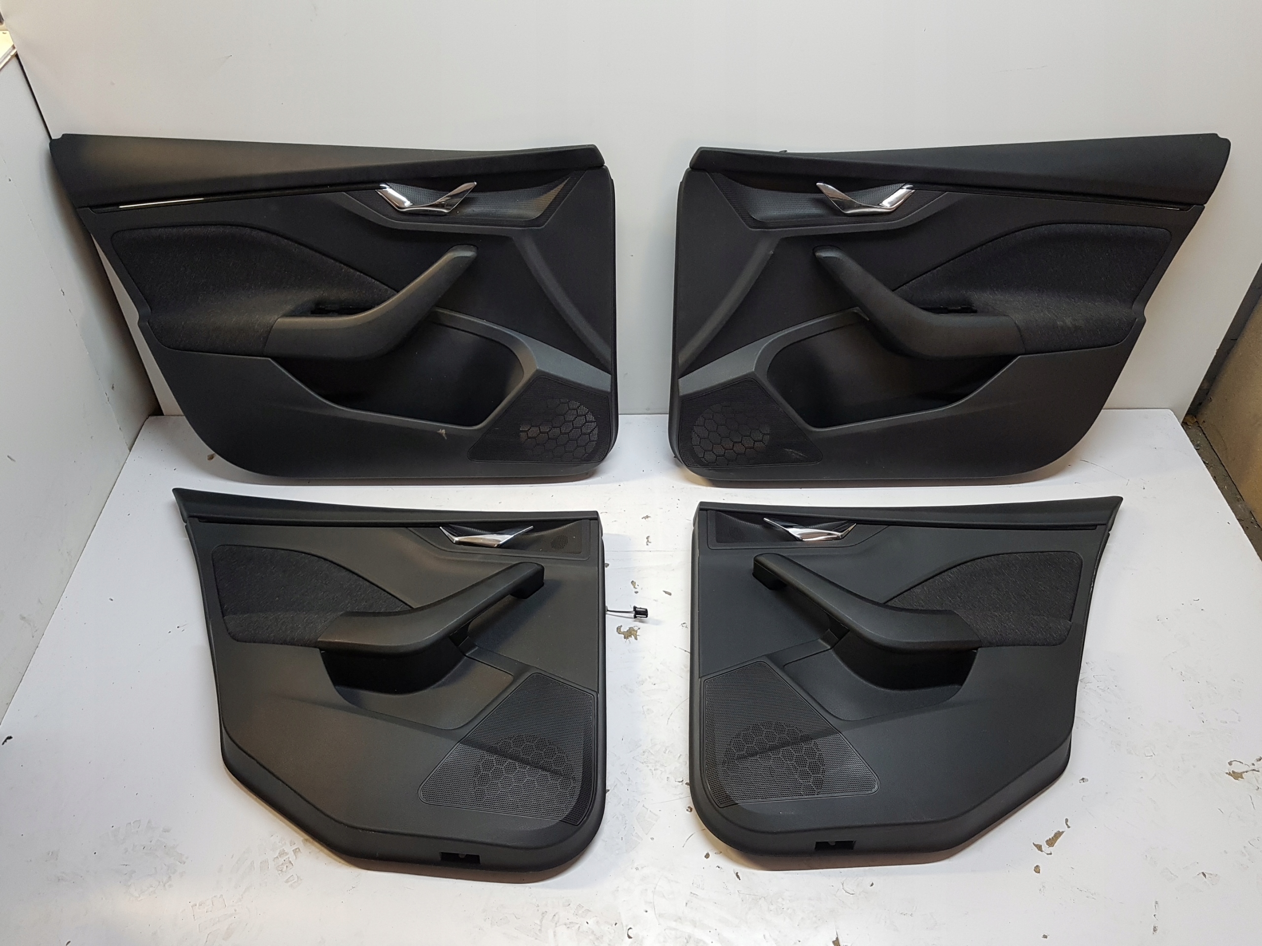 SKODA KAMIQ upholstery door left rear part