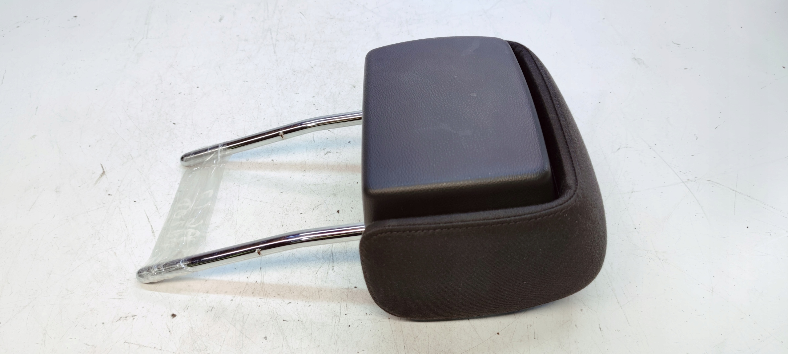 KOPFSTUETZEN SITZ LINKS ODER RECHTS VORNE AUDI A6 C7 MATERIAL REGULOWANY