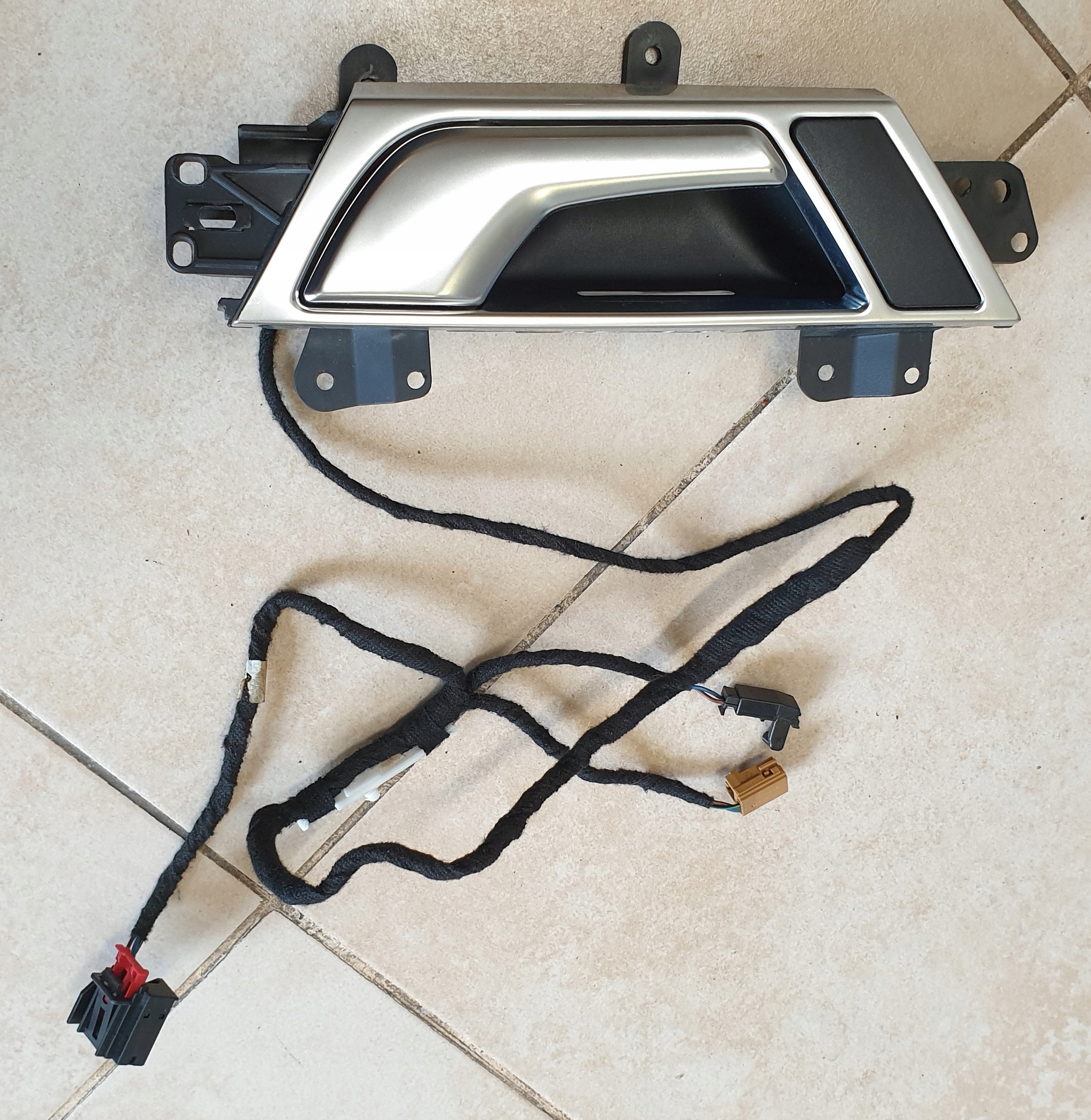 4F0839020D - Внутренняя ручка LED правая задняя AUDI A6 C6 4F OE