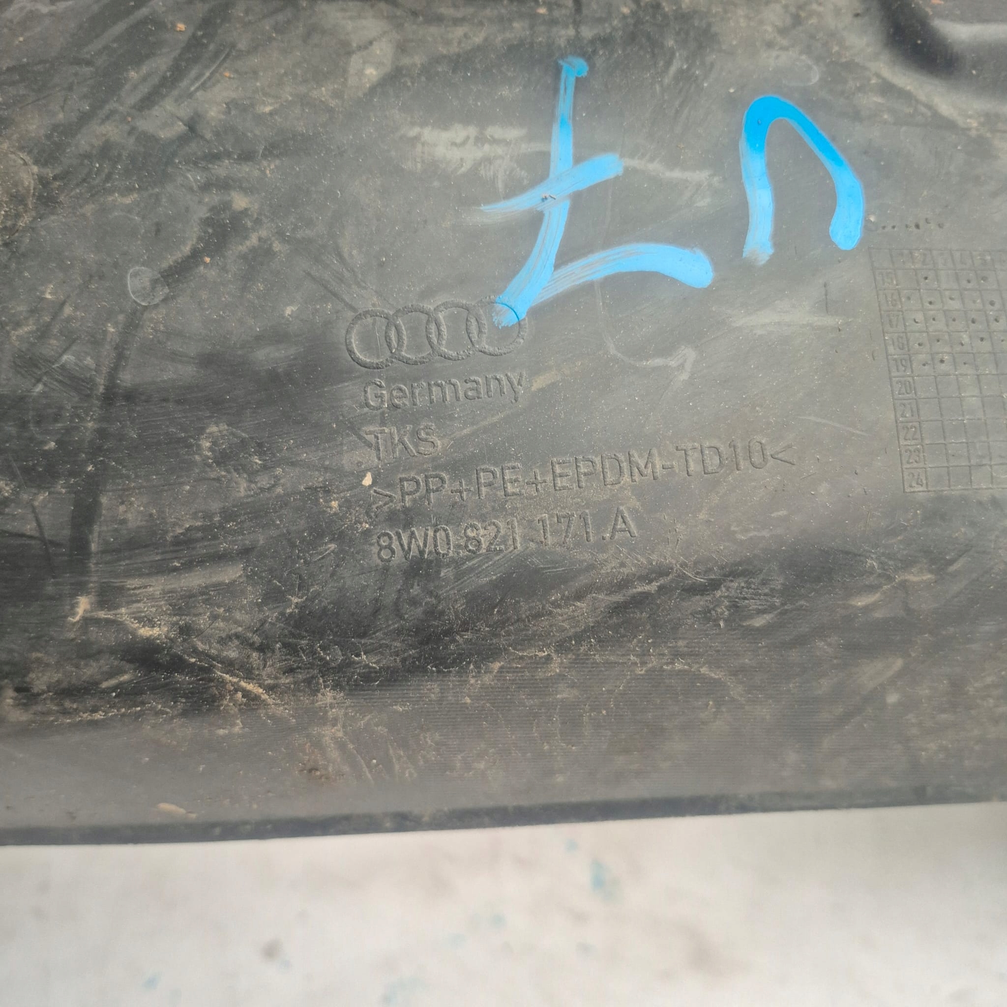 A4 B9 8W 8W0 15- mudguard left front front 8W0821171A
