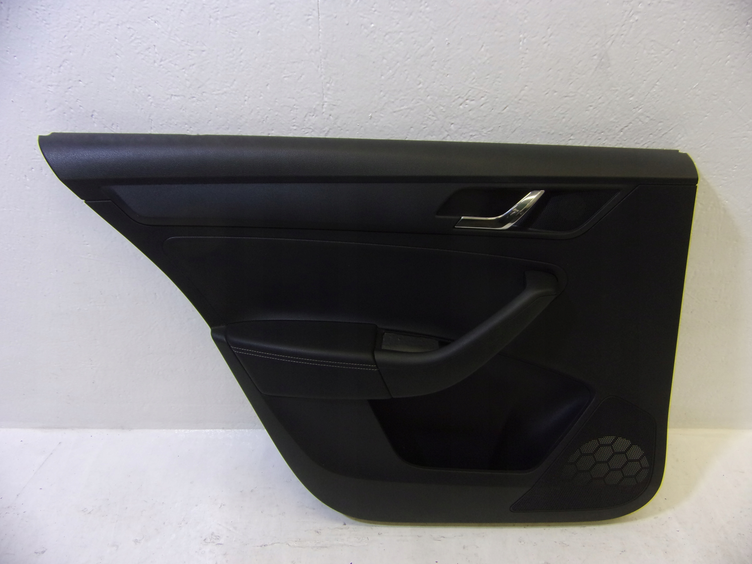 дверные карты левый задний SKODA RAPID 5JH867023E