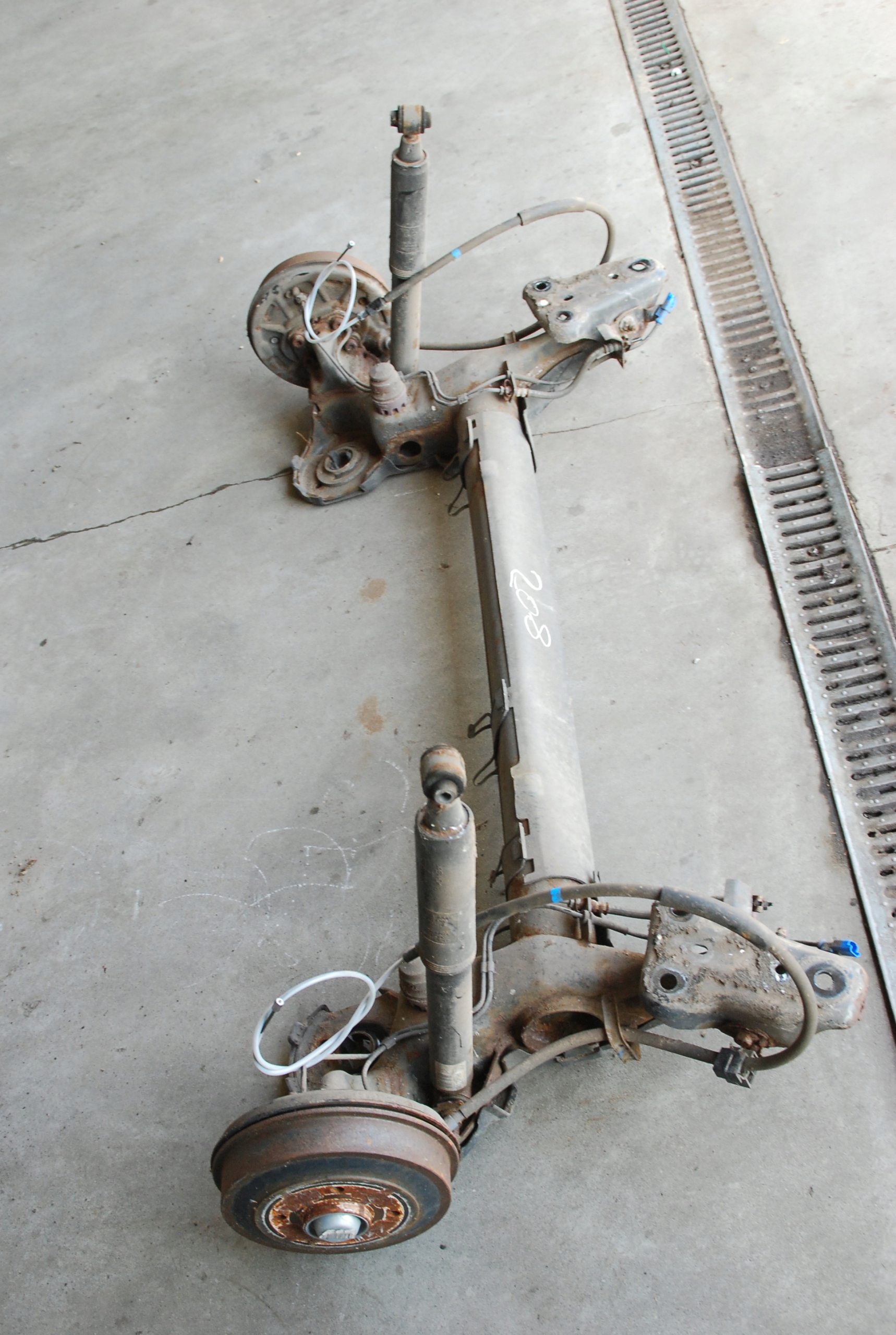 PEUGEOT 208 BELKA ZAWIESZENIA TYŁ TYLNA BĘBNY