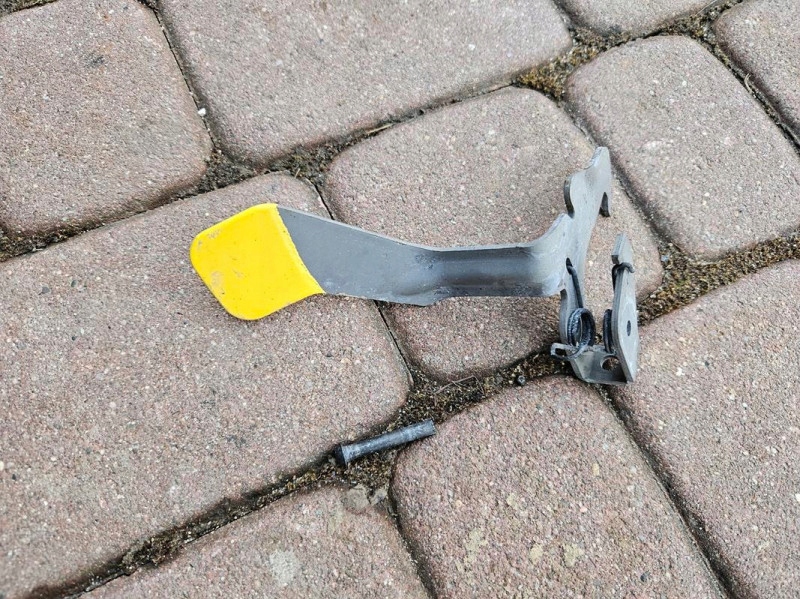 Rygiel bonnets holder lock otwieranie spring bracket Opel Meriva B
