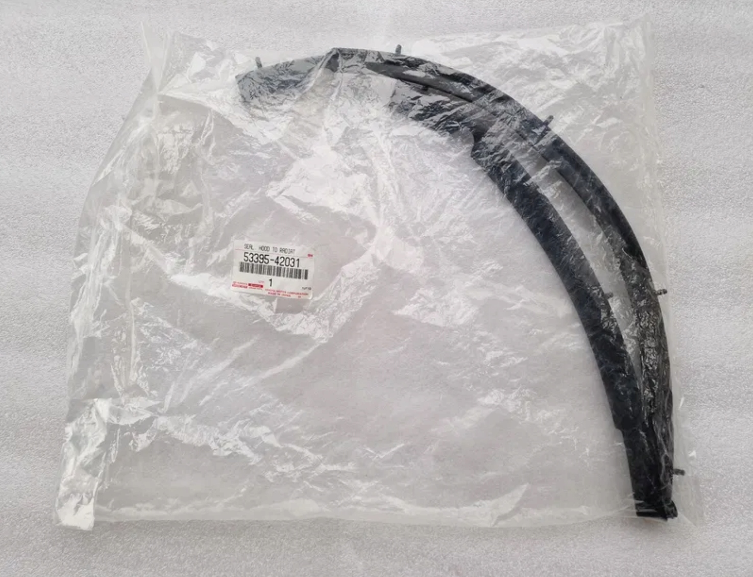 53395-42031 ПРОКЛАДКА КАПОТА RAV-4