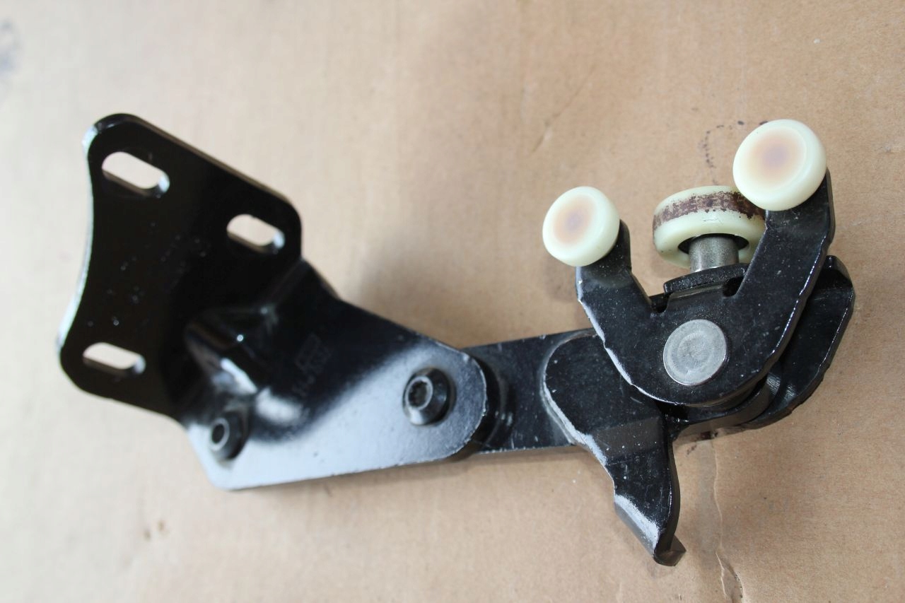 UCHWYT ROLKA DRZWI LEWY BOK VW CADDY IV 2K0843397B Car type Passenger cars