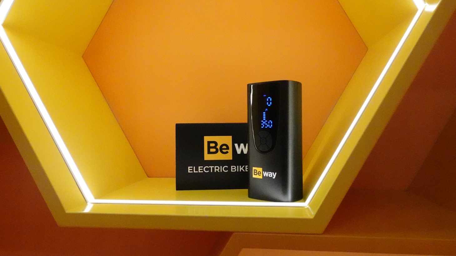 POMPKA ELEKTRYCZNA NAJMOCNIEJSZA 9000 mAh 150psi BEWAY DO ROWERU ROWEROWA Waga produktu z opakowaniem jednostkowym 700 kg