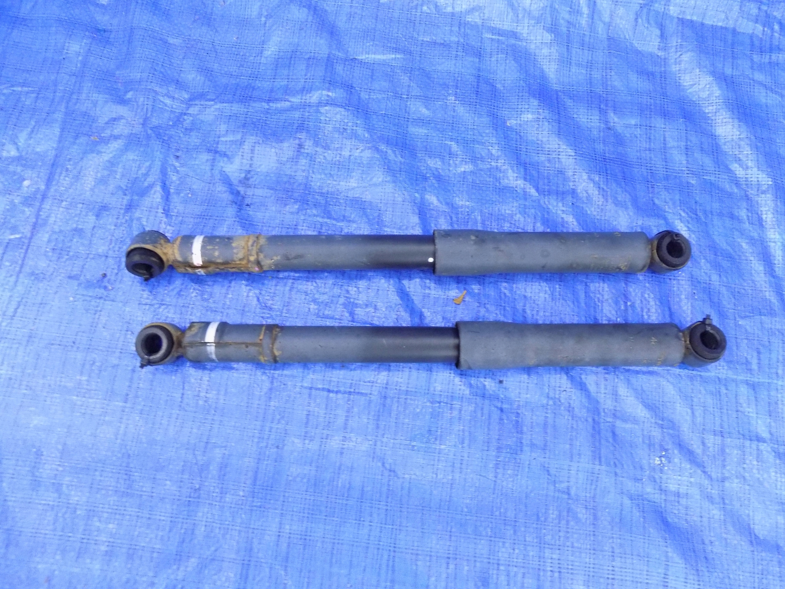shock absorber rear part right left HILUX 2,5 D4D 05-11R