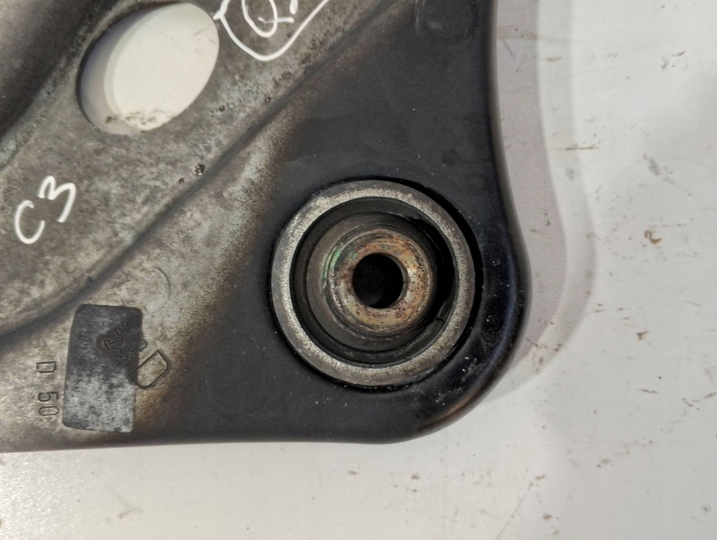 Citroen C3 C4 Peugeot 208 arm front right (Q237)