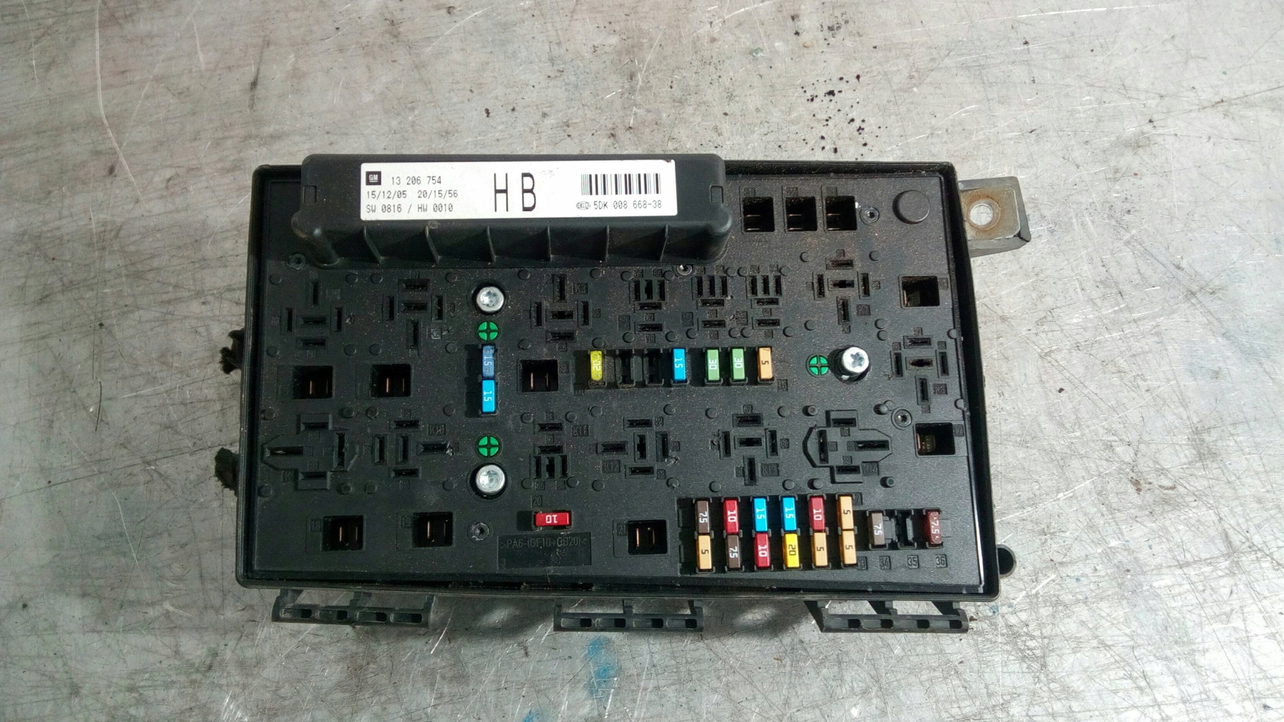 Skrzynka bezpieczników Opel Zafira B 1.9CDTI 13206754