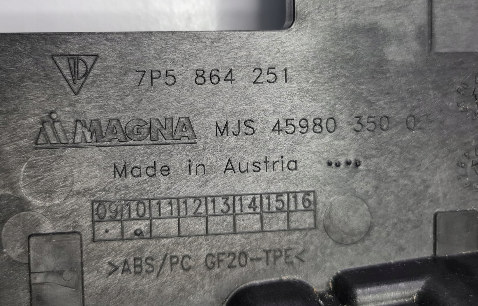 RAMKA OSLONA TUNELU PORSCHE CAYENNE II 7P5864251 Part number 7P5864251
