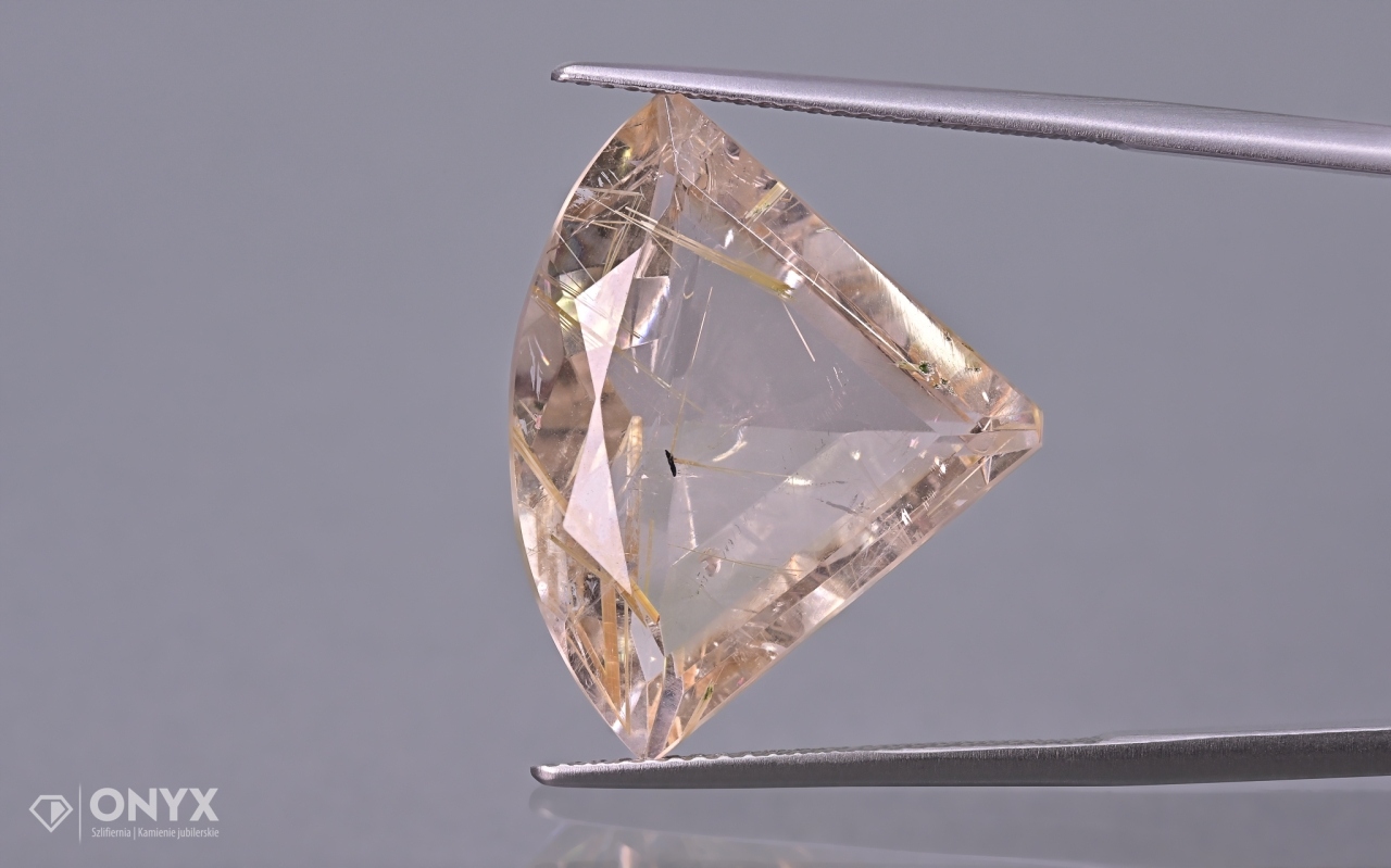 Křemen s rutilem fazetovaný nepravidelný 23,5x19 mm