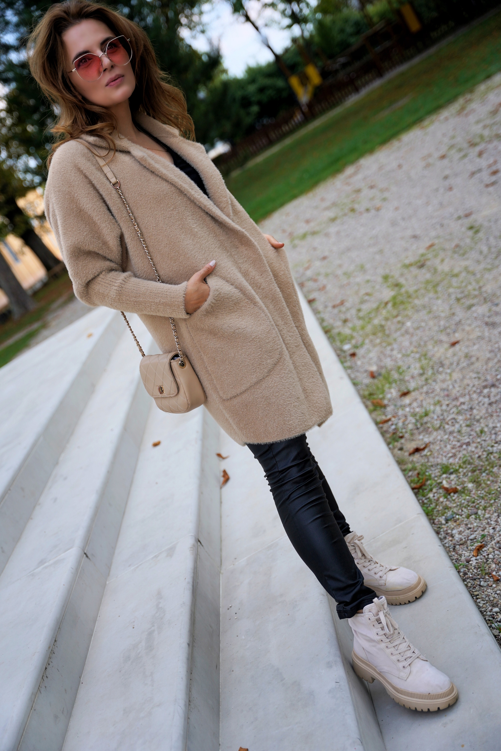 PRZEJŚCIOWY PŁASZCZ Z ALPAKI JEDNORZĘDOWY KOLOR CZARNY ROZMIAR OVERSIZE Materiał dominujący wełna