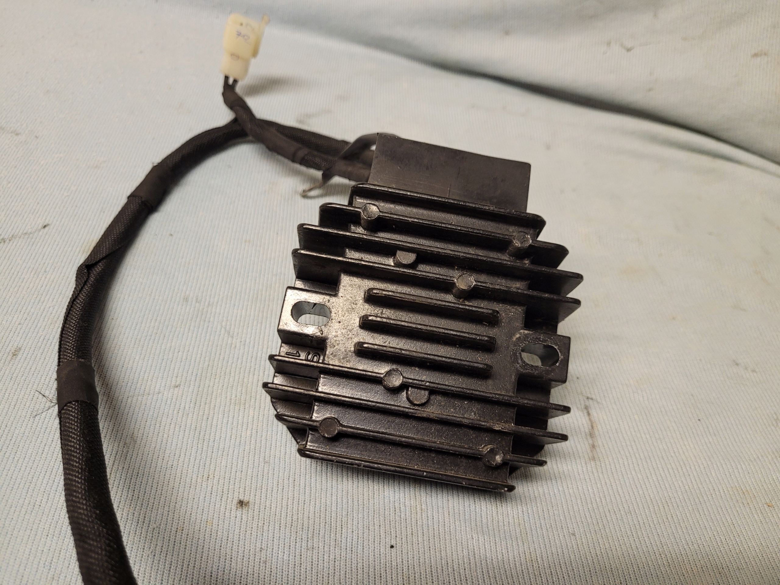 KTM DUKE 390 2021r regulator napięcia Numer katalogowy części JU 40 2001