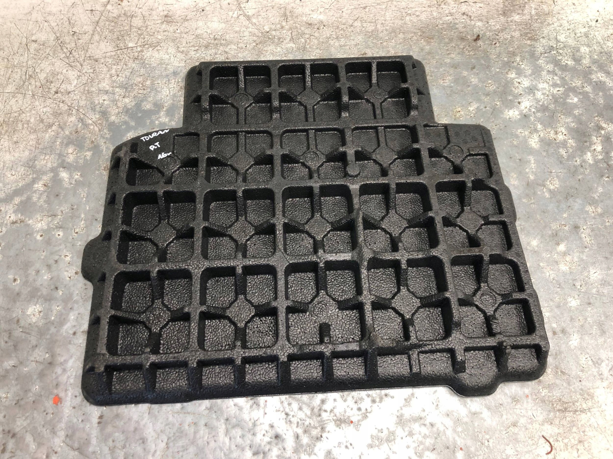 passenger compartment polystirene boot right VW TOURAN III 5TA863496