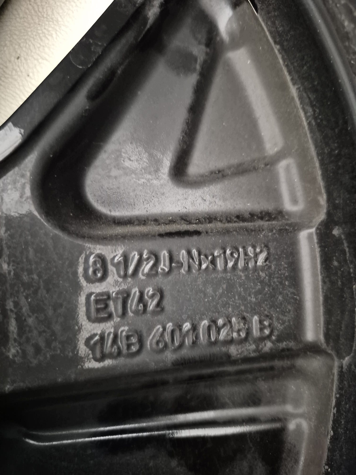 VW 14B601025B 8.5J-NX19H2 ET42 19" disk hliníkový