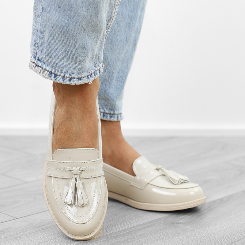 Beżowe półbuty damskie lakierowane chwost frędzle mokasyny LP665 r.39 Kod producenta LP665