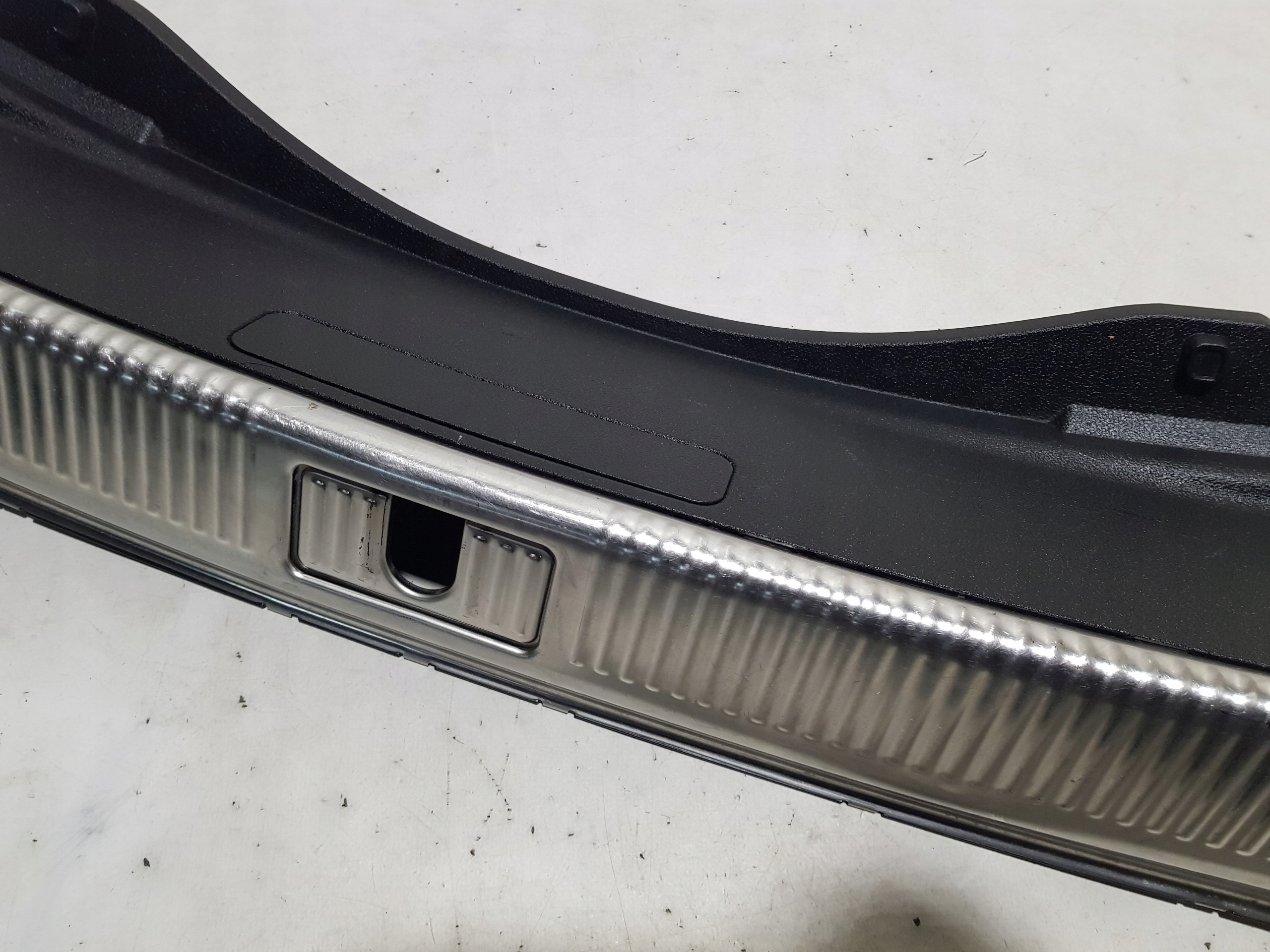 kryt lišta stěny PRAHU kufru AUDI A8 D4 4h0863471