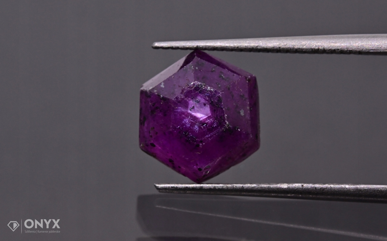 Rubín fazetovaná rozeta hexagon 9x9 mm