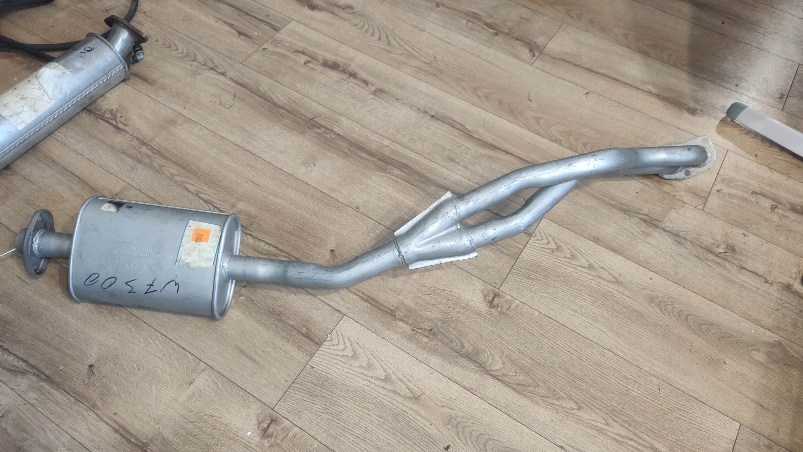 TLUMIK PRZEDNI CARINA CELICA TA4 77 83 07300 NOWY