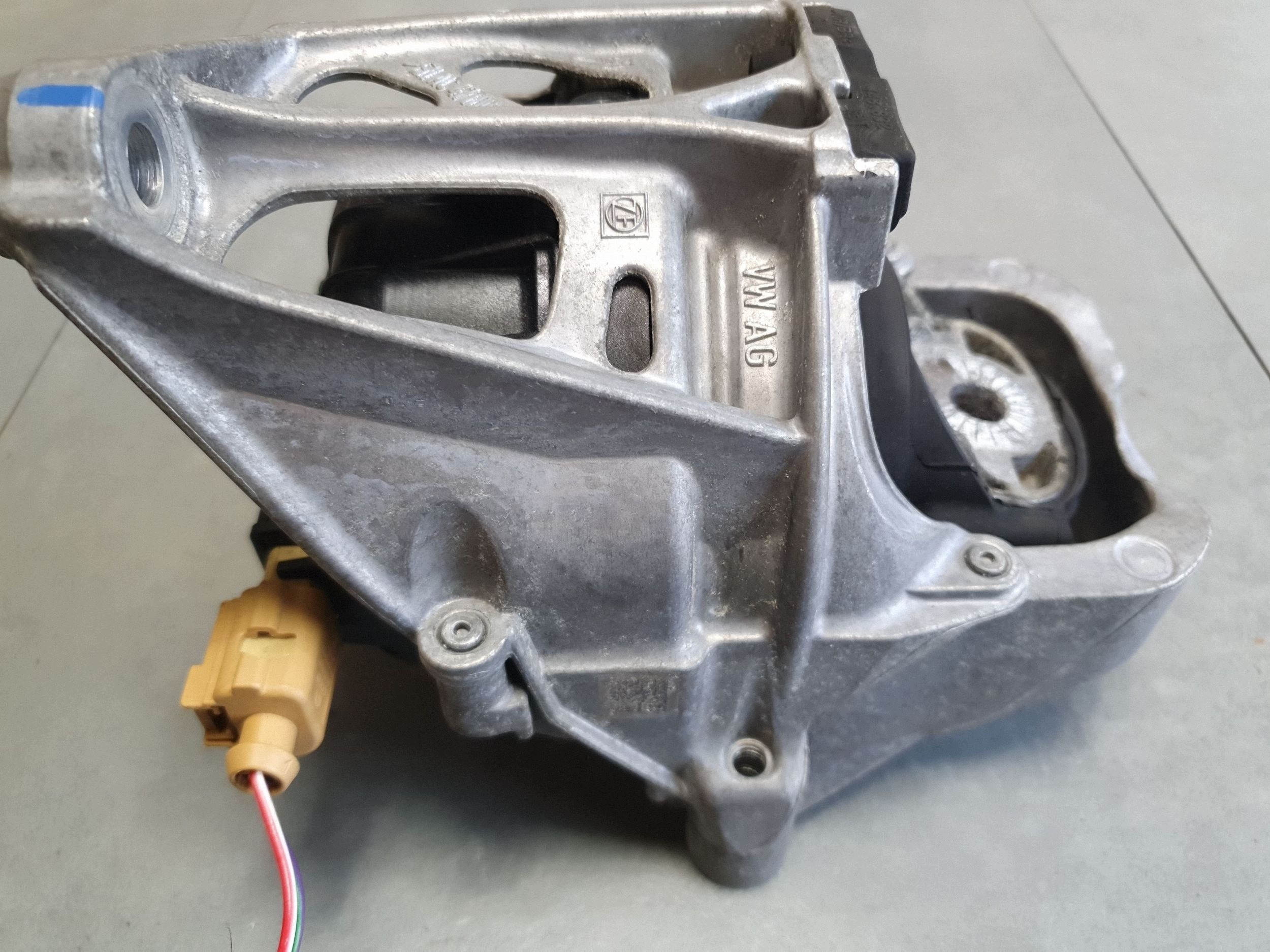 Audi Q7 4M holder engine mount 782215147918