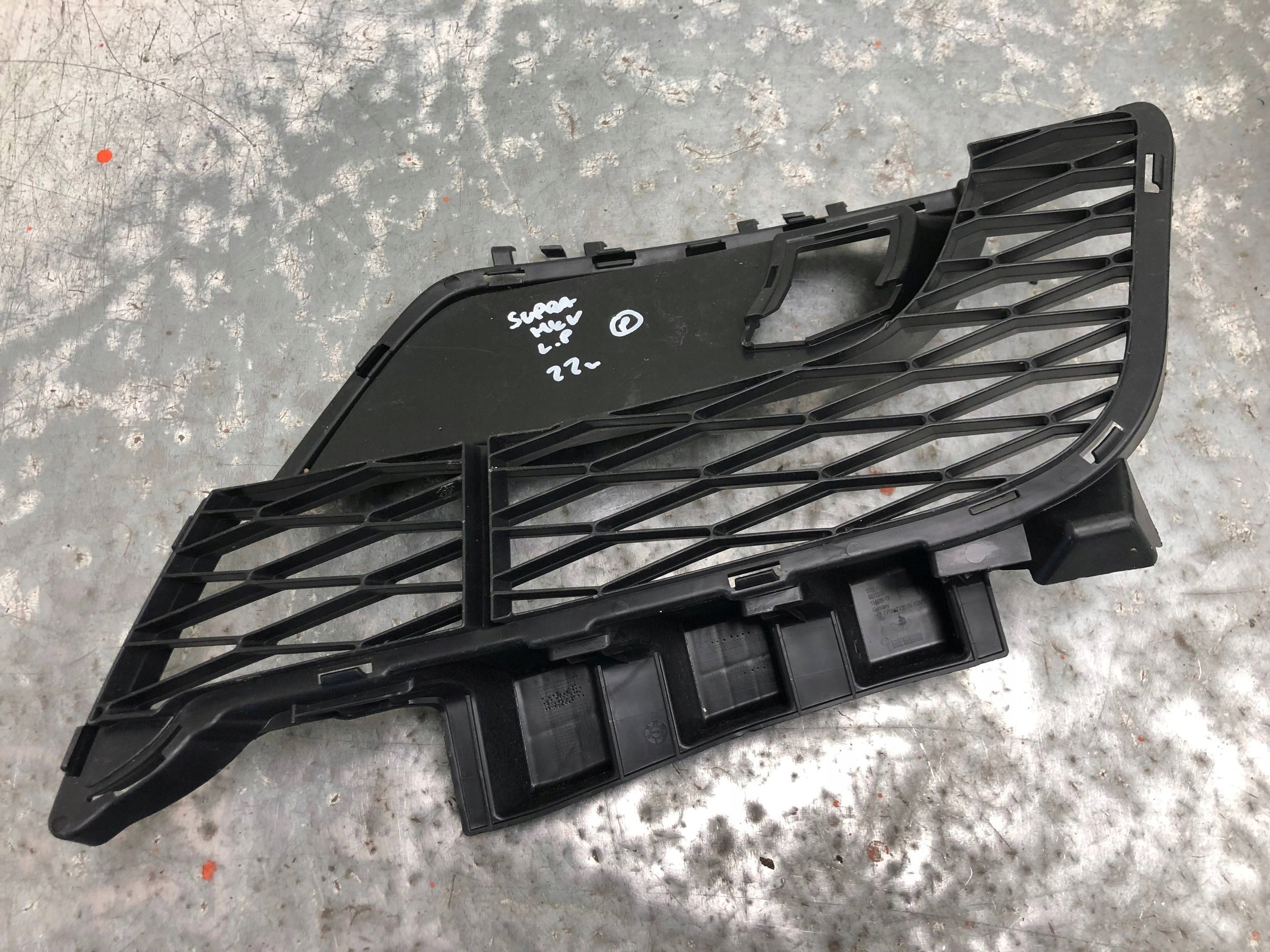 grid of a bumper left front TOYOTA SUPRA MK5 A90 8811317