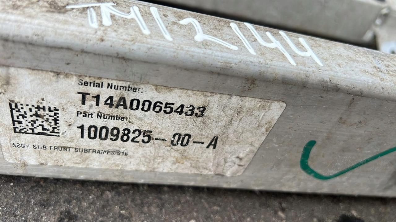 Усилитель tesla MODEL S 2014 с спереди 100982500A