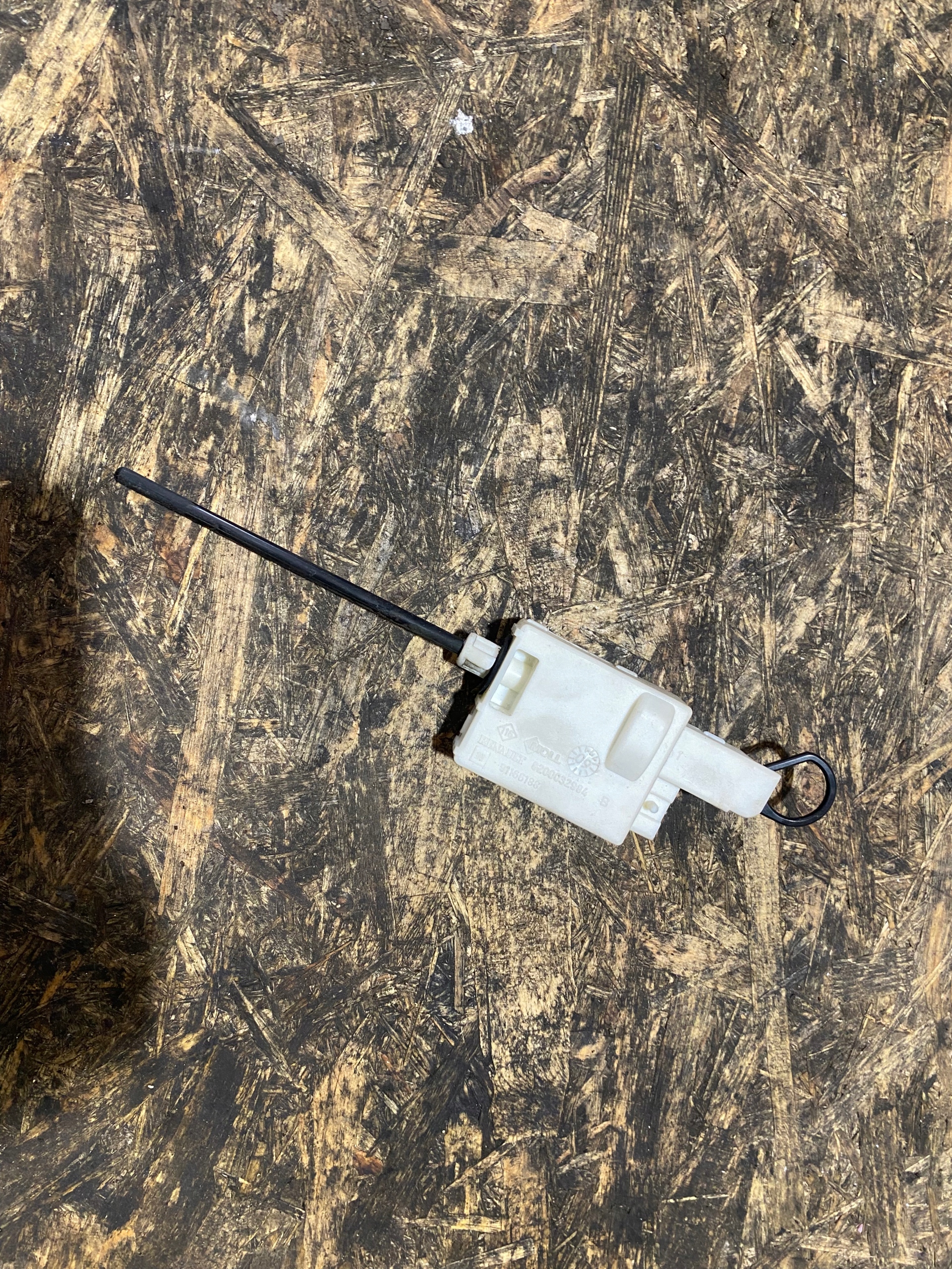 Siłownik klapki paliwa trafic vivaro primastar 8200032984