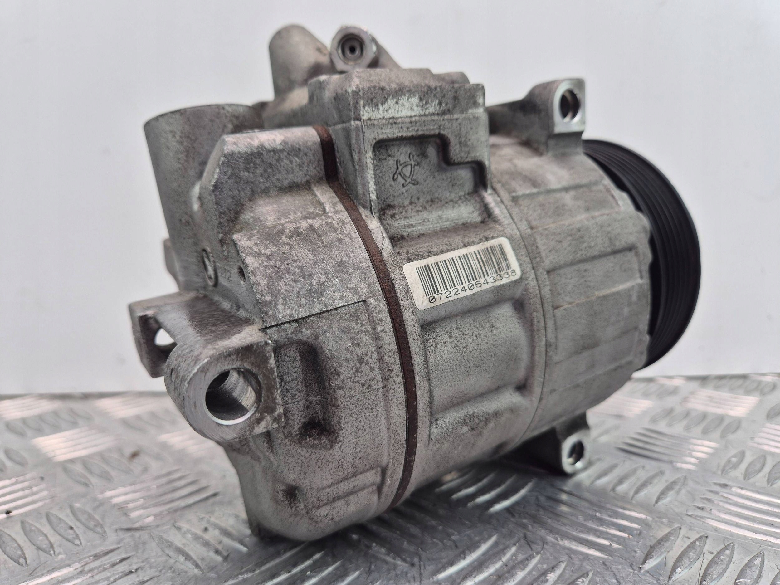 Mercedes C250 CGI W204 compressor; compressor of the air conditioning A0022304511