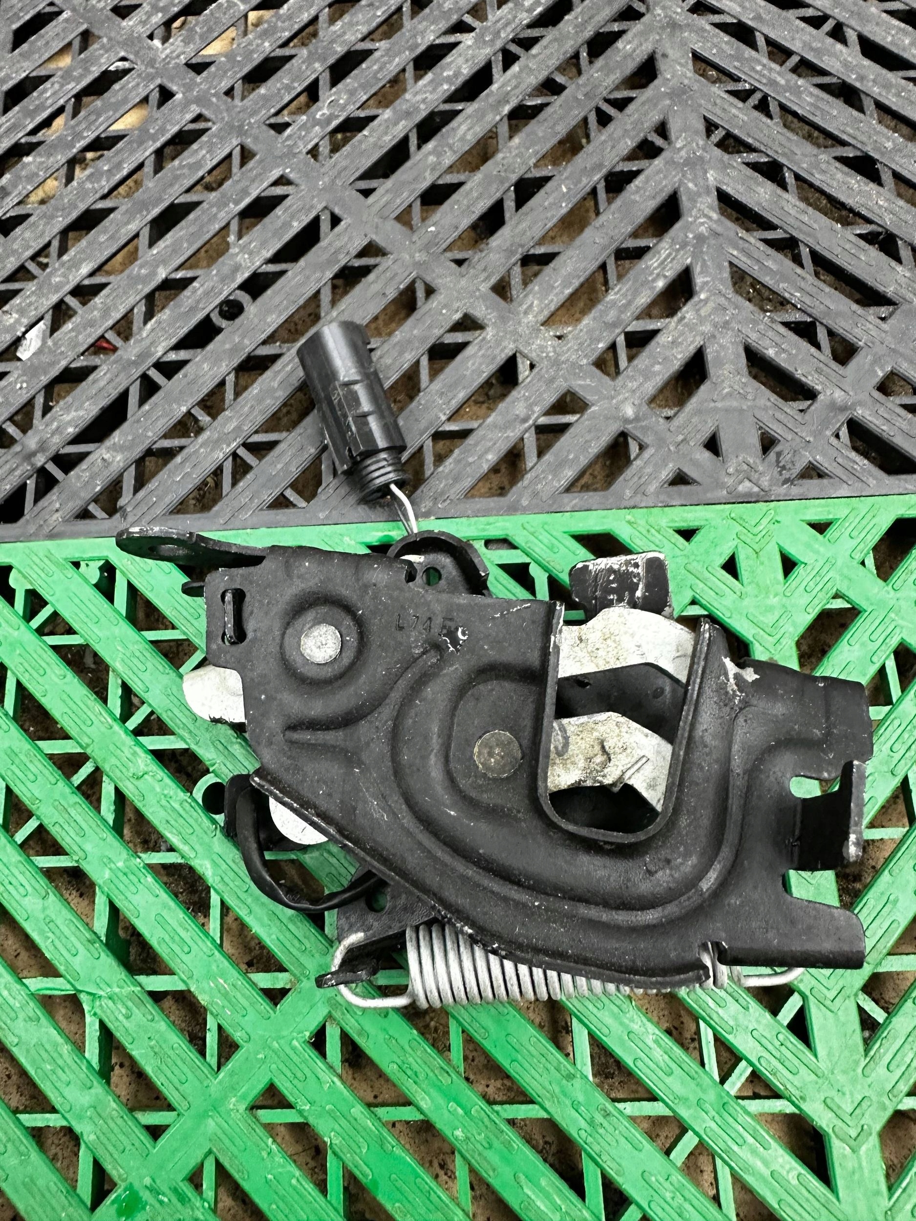 bonnet latch lock BMW X5 G05 7485957