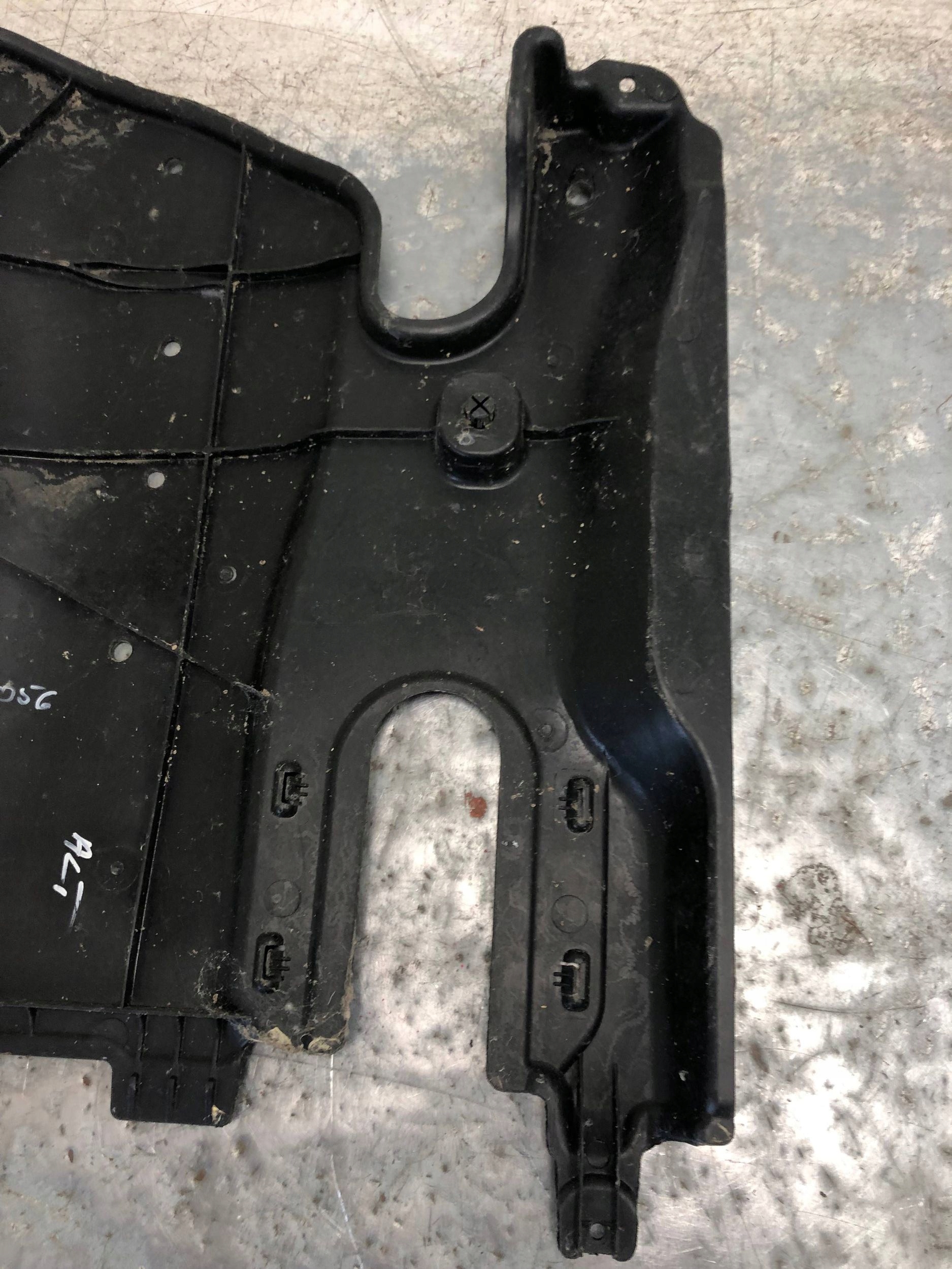 cover chassis AUDI Q3 5QF825206A
