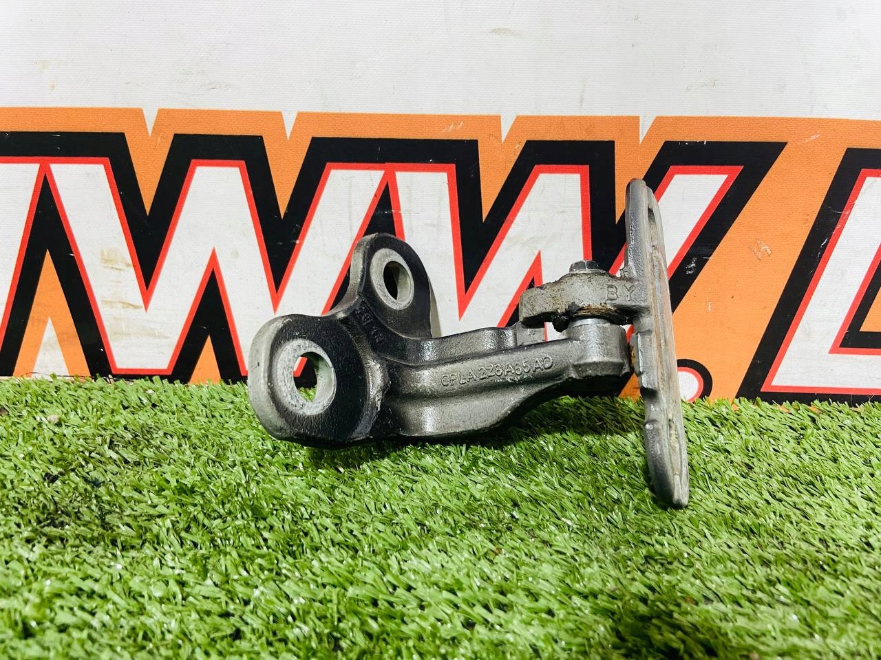 ZAWIAS DRZWI PRZÓD TYŁ LEWY DOLNY LAND ROVER DISCOVERY 5 CPLA-228A65-AE