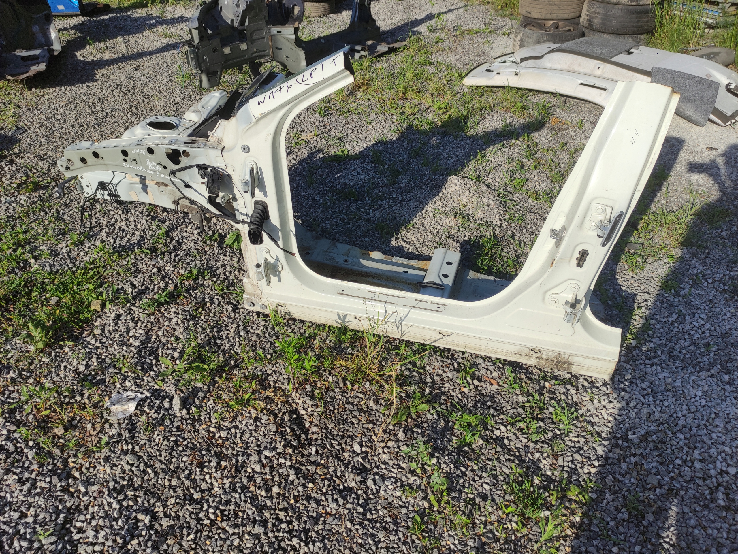 MERCEDES W176 ĆWIARTKA LEWA PRZEDNIA SŁUPEK PRÓG