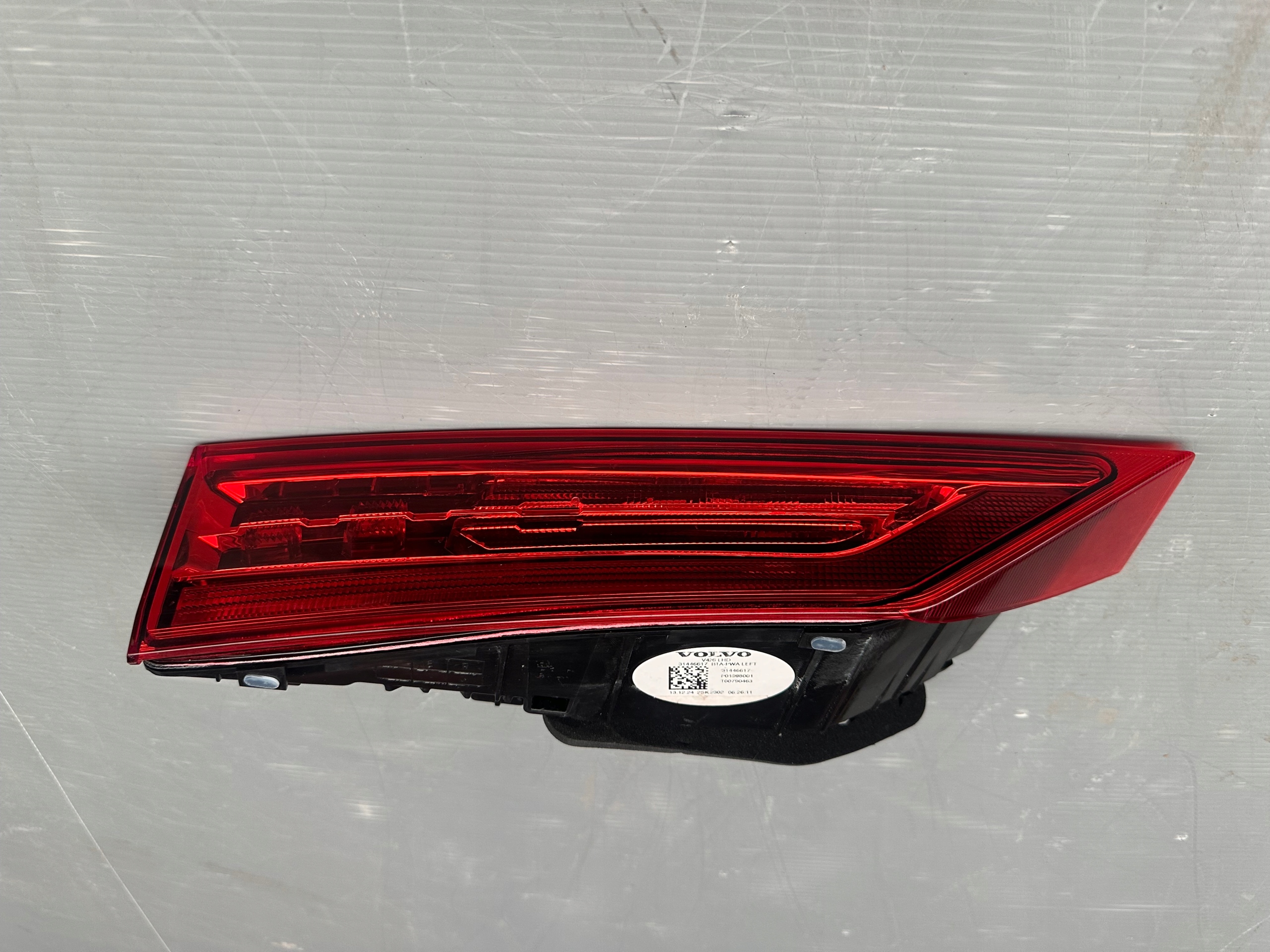 LAMPA TYLNA LEWA W KLAPIE VOLVO XC60 31446617 !
