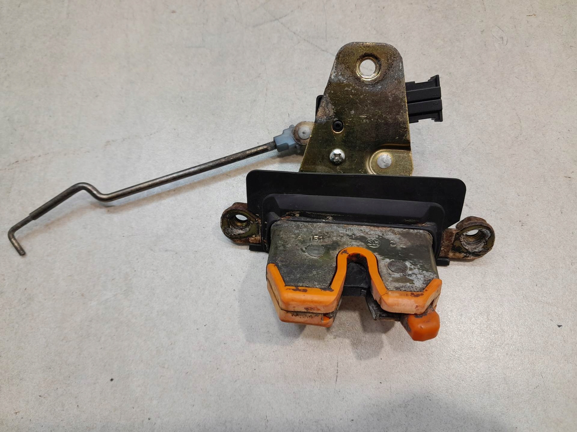 lock boot SKODA OCTAVIA and 1.9 TDI 109827501B