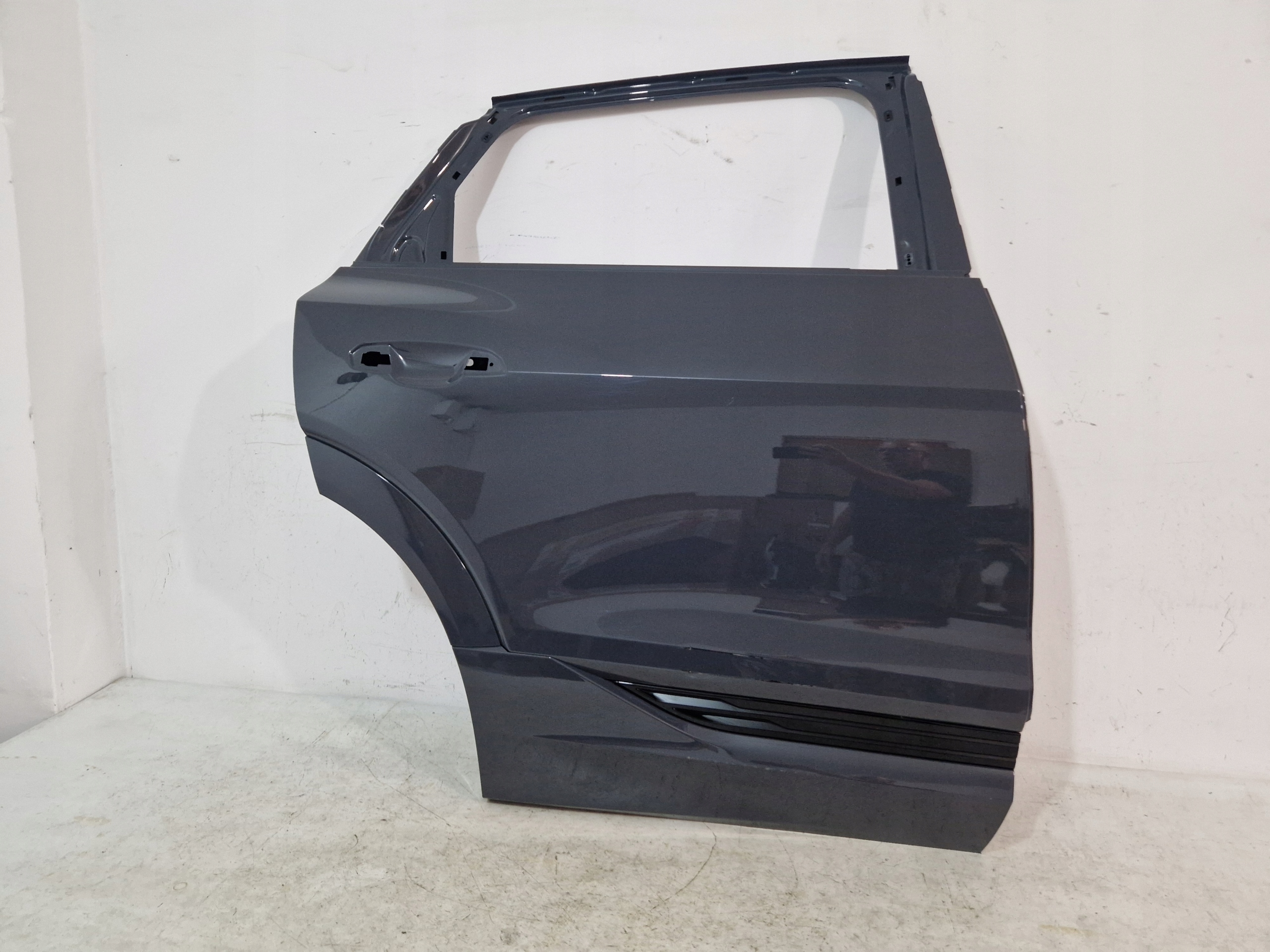 AUDI E-TRON DRZWI PRAWE TYŁ TYLNE OE 4KE833052A Strona zabudowy tył - prawa