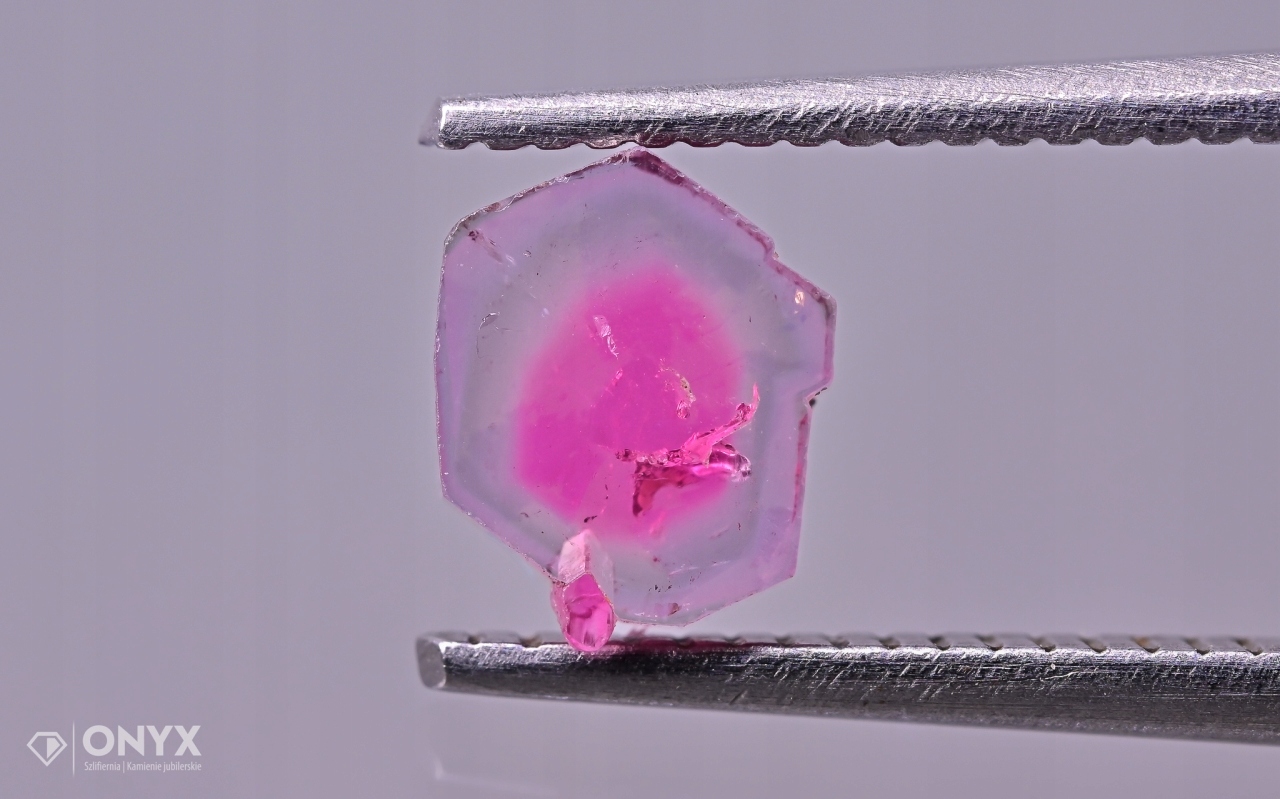 Turmalín nepravidelná destička 6x5 mm