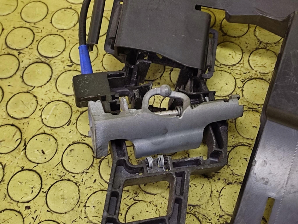 FORD FIESTA MK7 lock door right front 8A6AA21812BF