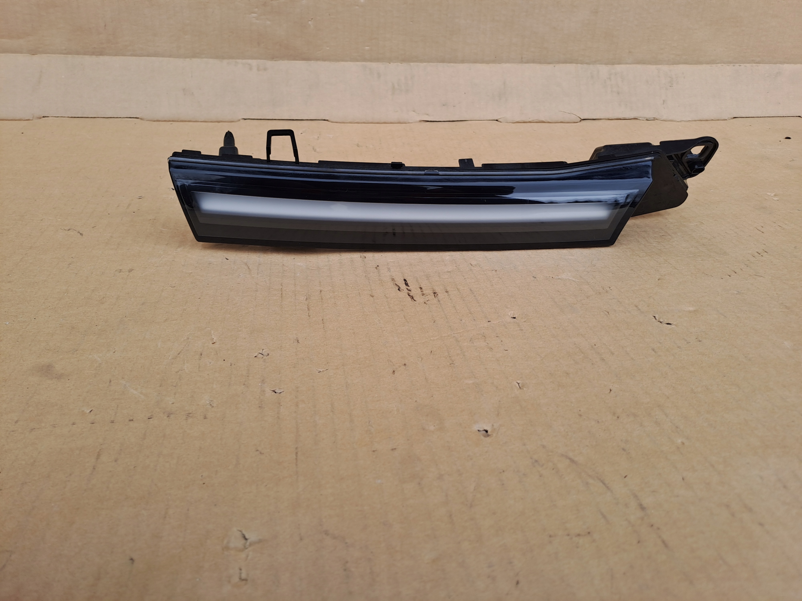 молдинг led свет в решетка радиатора правая vw ID BUZZ 1T3941654 оригинал