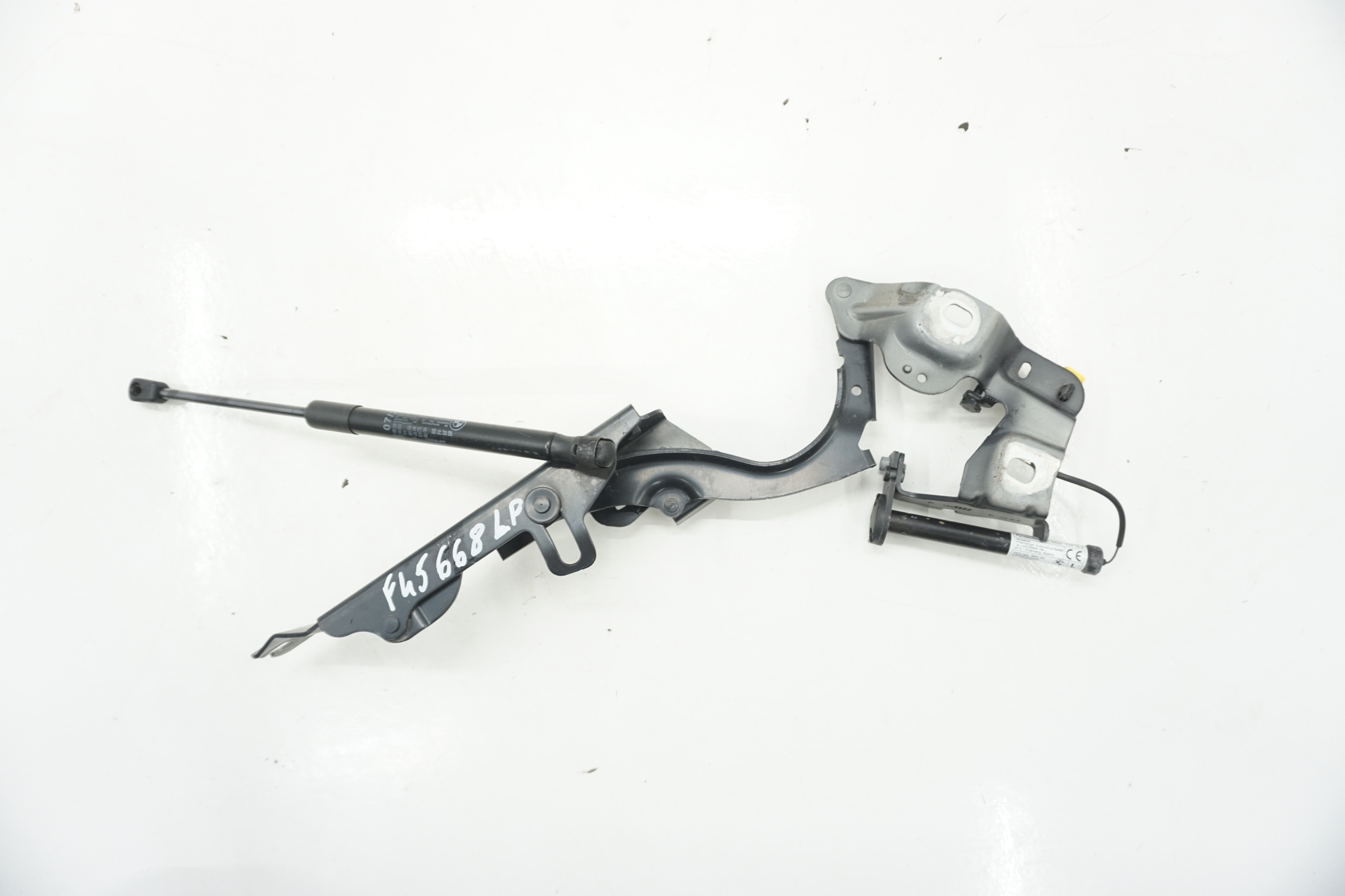 BMW 2 F46 петля капота патрон левый 7300521 668