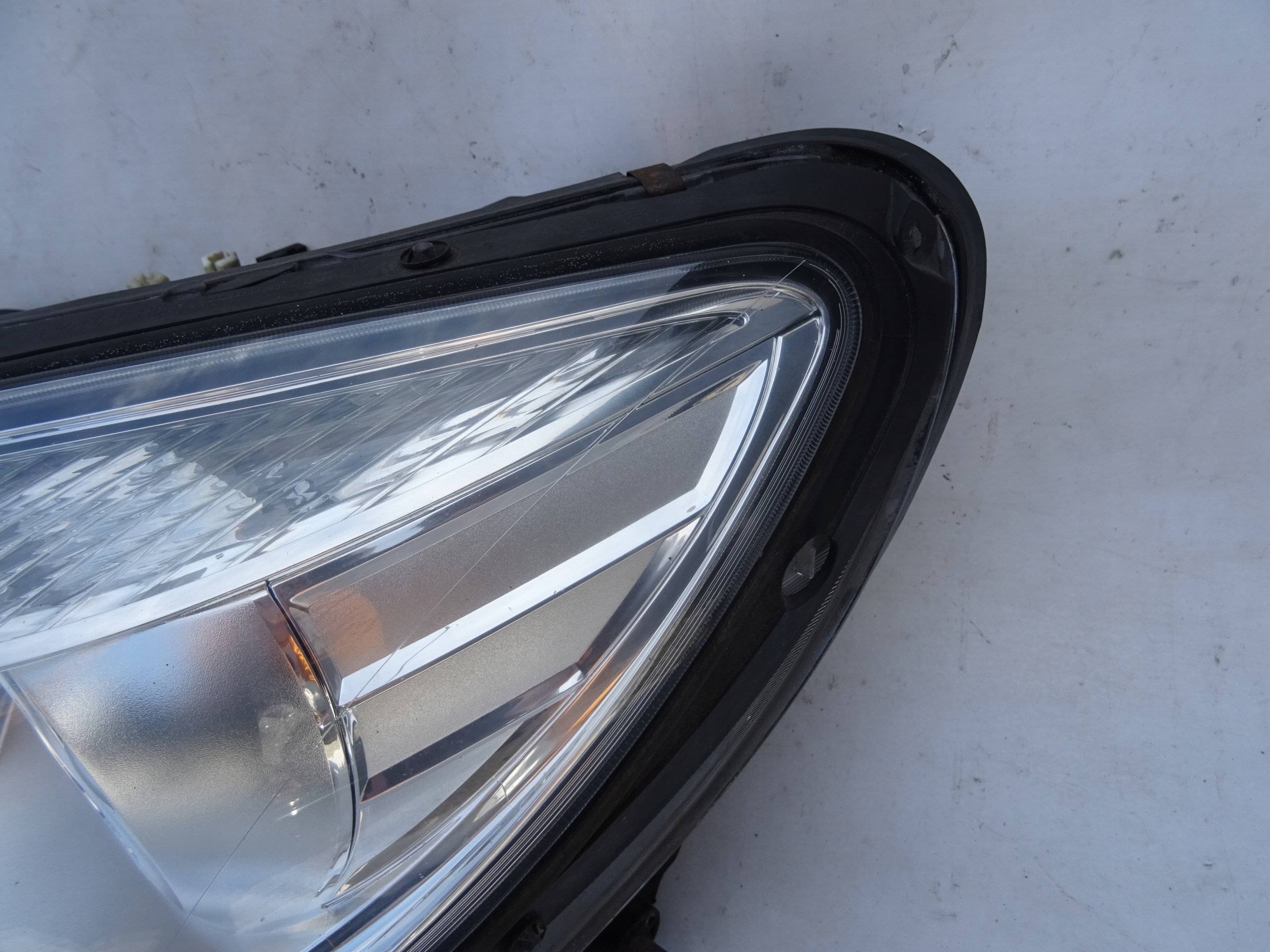 LAMPA REFLEKTOR LEWA XENON MERCEDES W216 CL Strona zabudowy prawa
