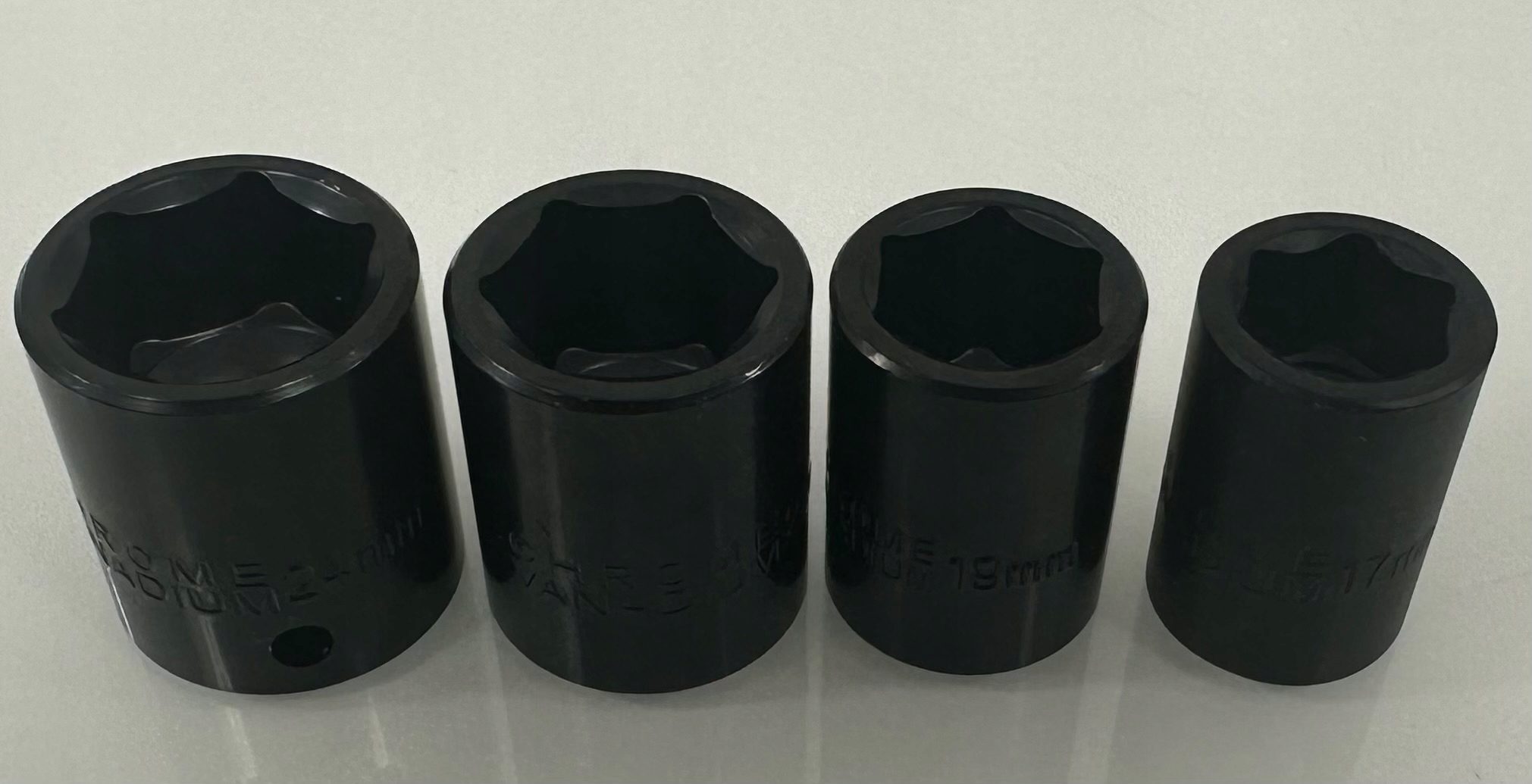 KLUCZ PNEUMATYCZNY UDAROWY 1/2 DO KOMPRESORA WALIZKA MOCNY + NASADKI ZESTAW Prędkość obrotowa 8000 obr./min