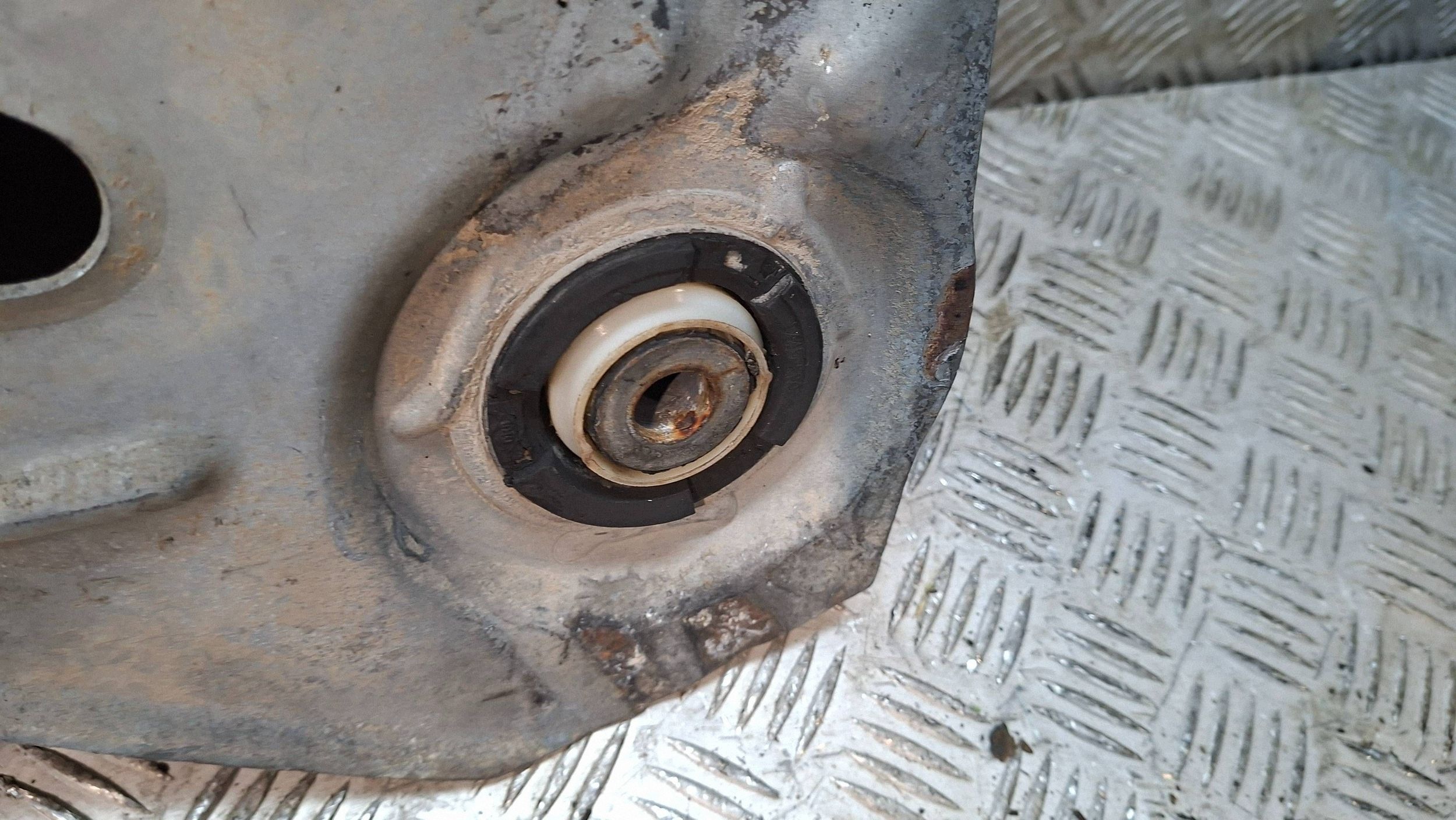 axle beam front RENAULT TARFIC II VIVARO A 2.0 DCI 2006