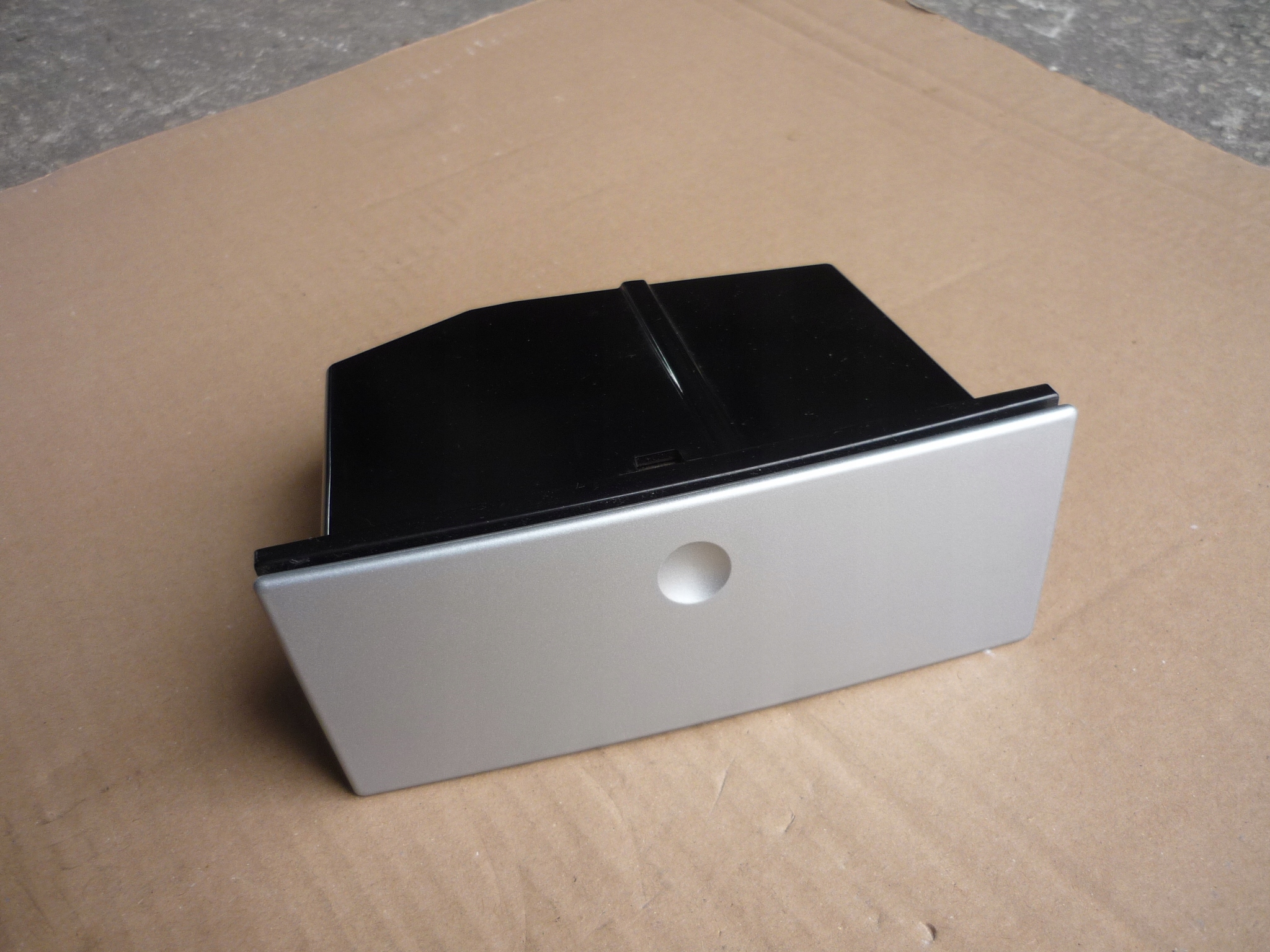 13130836 - СЕРЕБРЯНАЯ ПЕПЕЛЬНИЦА OPEL MERIVA A КРАСИВАЯ РАБОЧАЯ