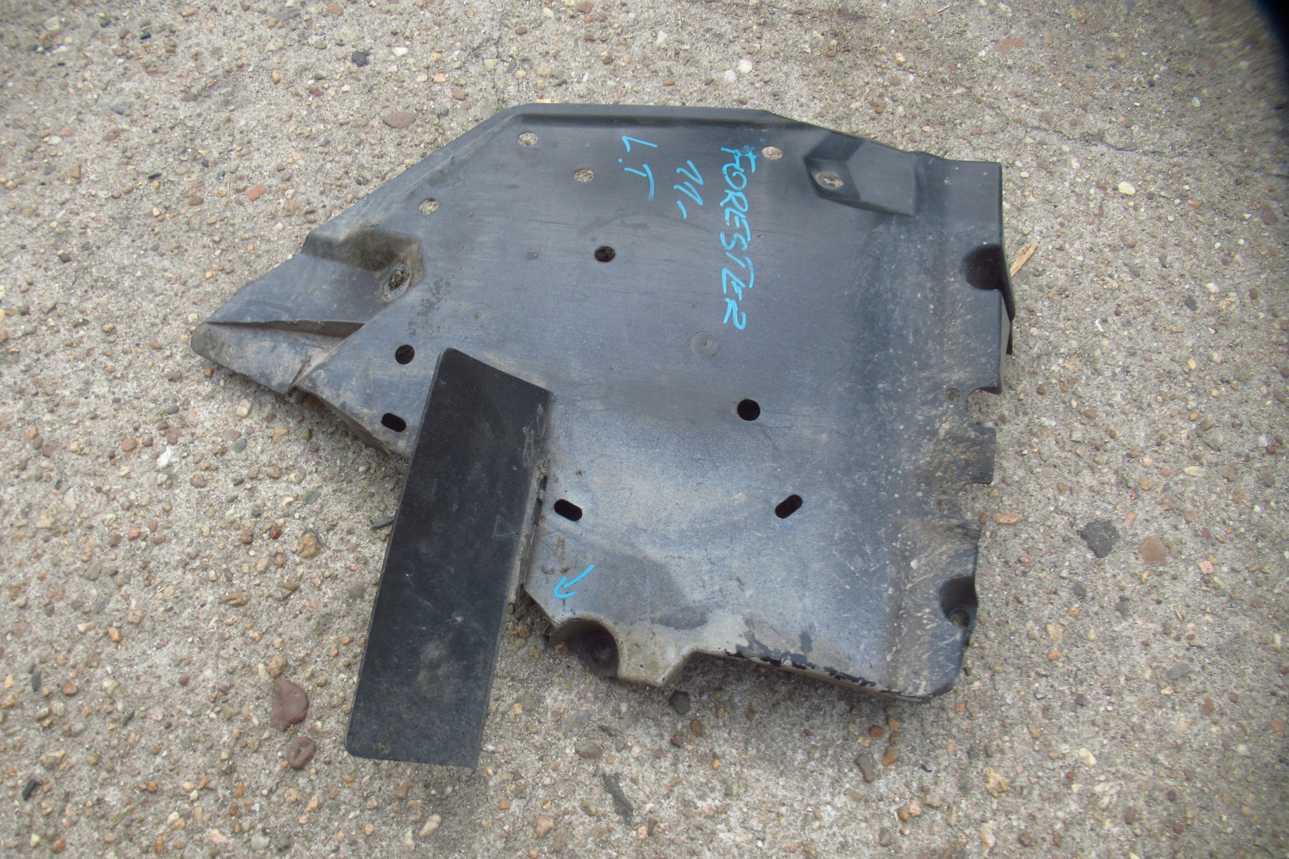 SUBARU FORESTER 11R Blende Abdeckung Behälter des Kraftstoffsbehälters links