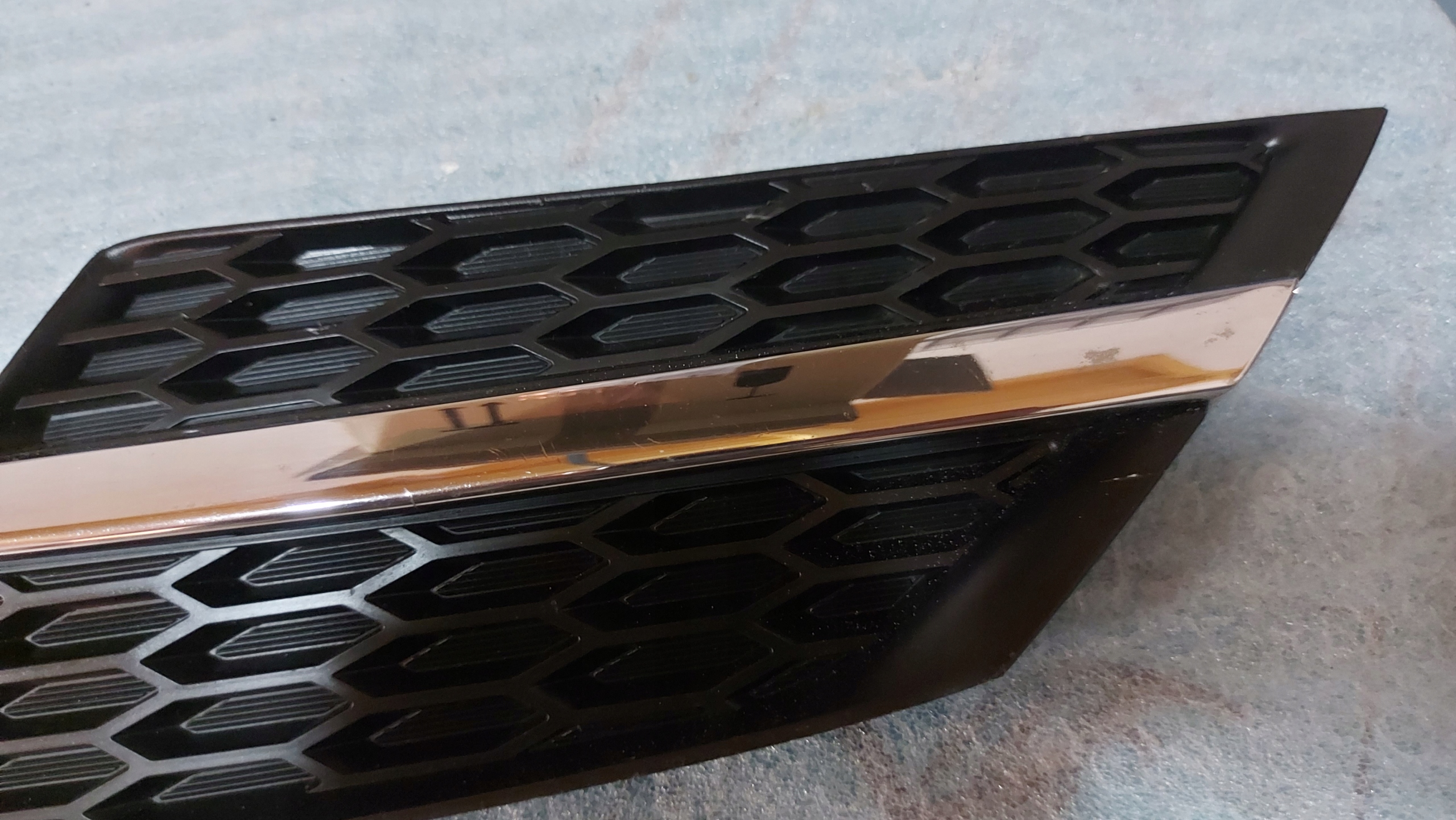 grid of a bumper left front TOYOTA RAV4 IV 12-15