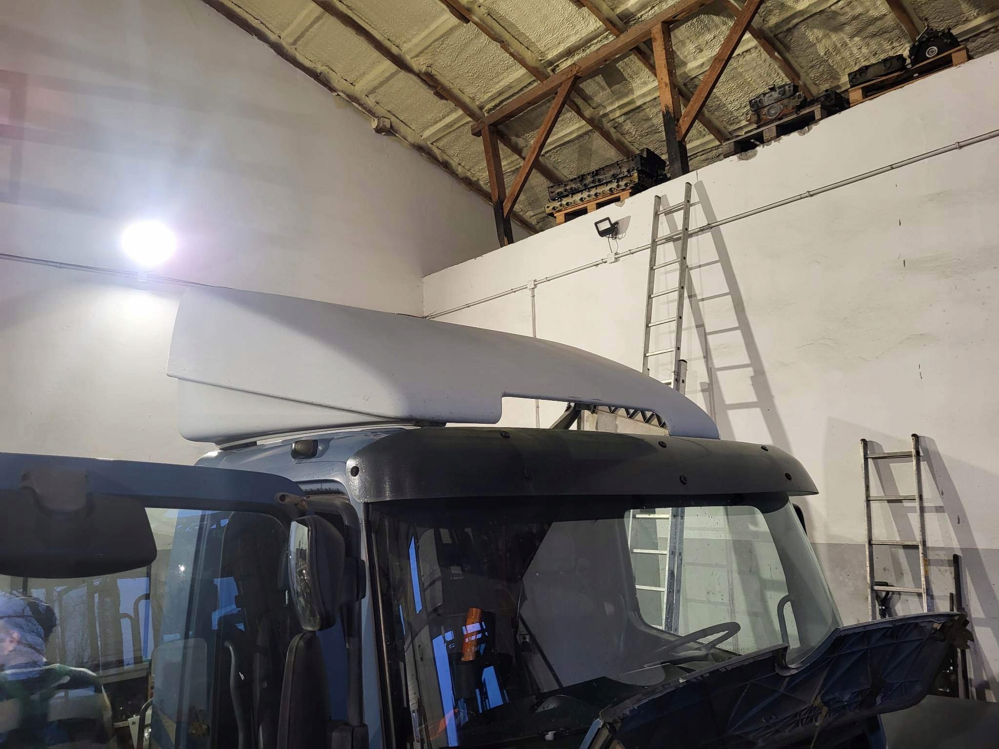 Mercedes Atego axor спойлер на крыше