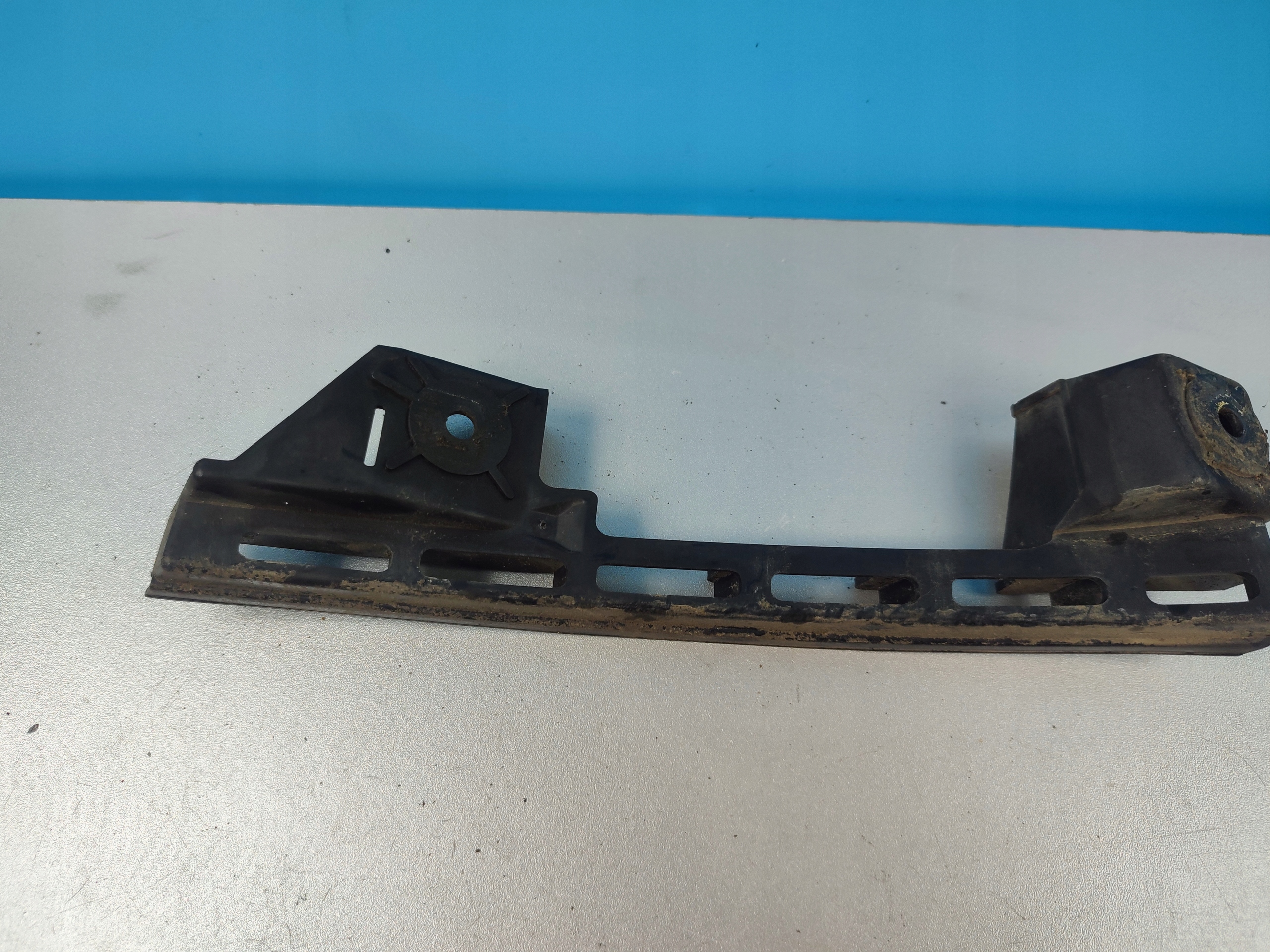 bumper bracket left rear part VW TOURAN and 1T0807889B