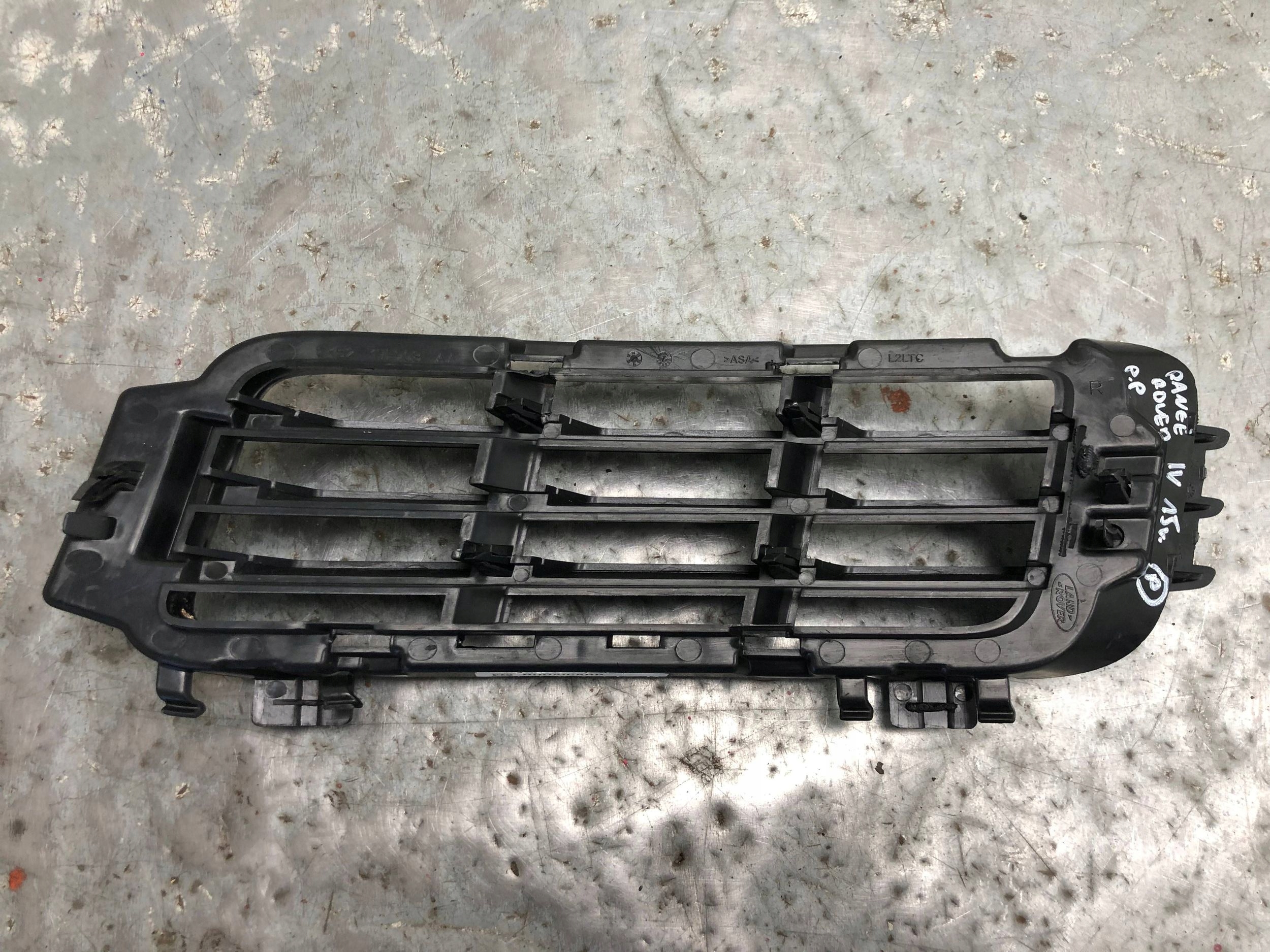 grid of a bumper right front RANGE ROVER IV CK5217F908AA